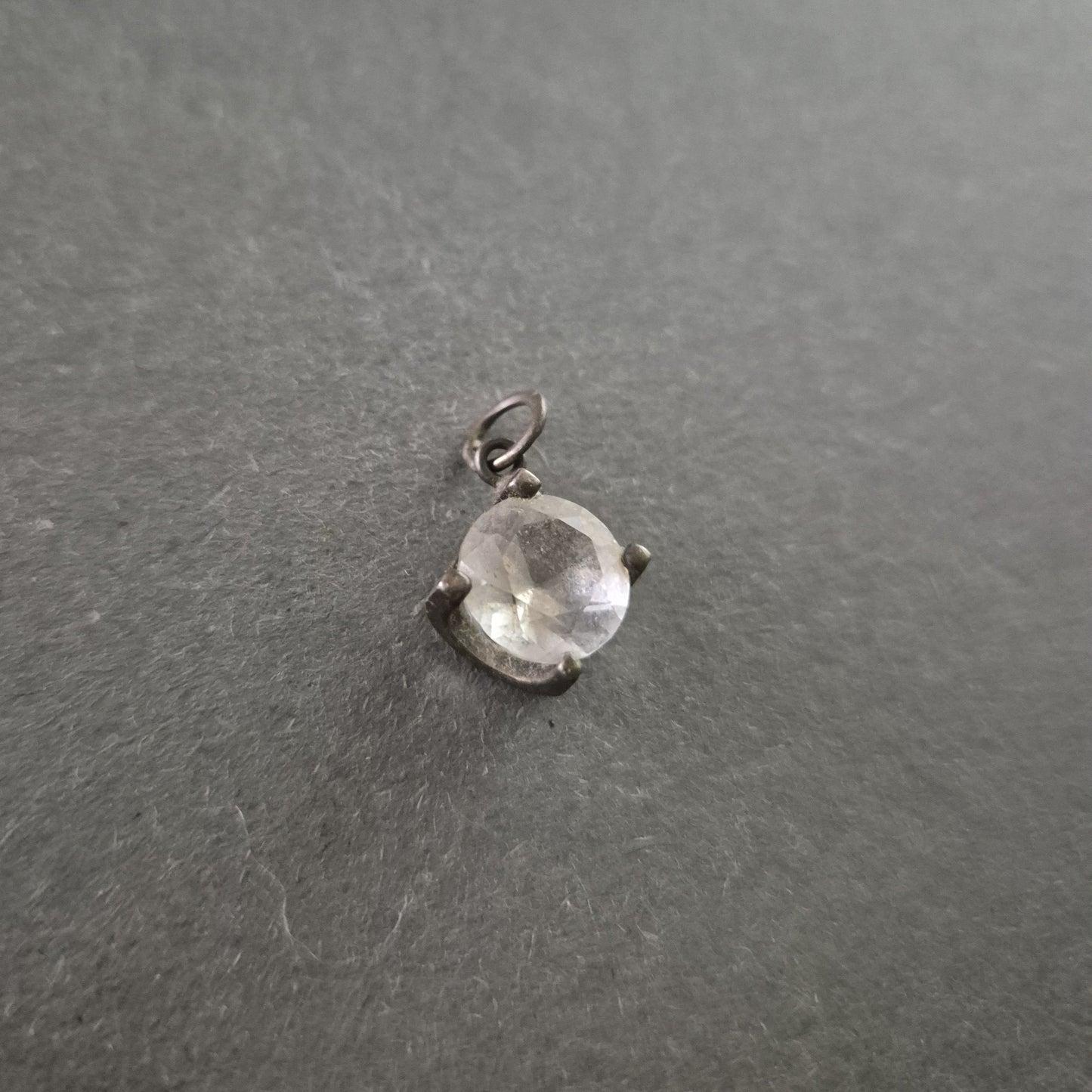 Eleganter Silberanhänger mit facettiertem Kristall – Vintage-Schmuckstück