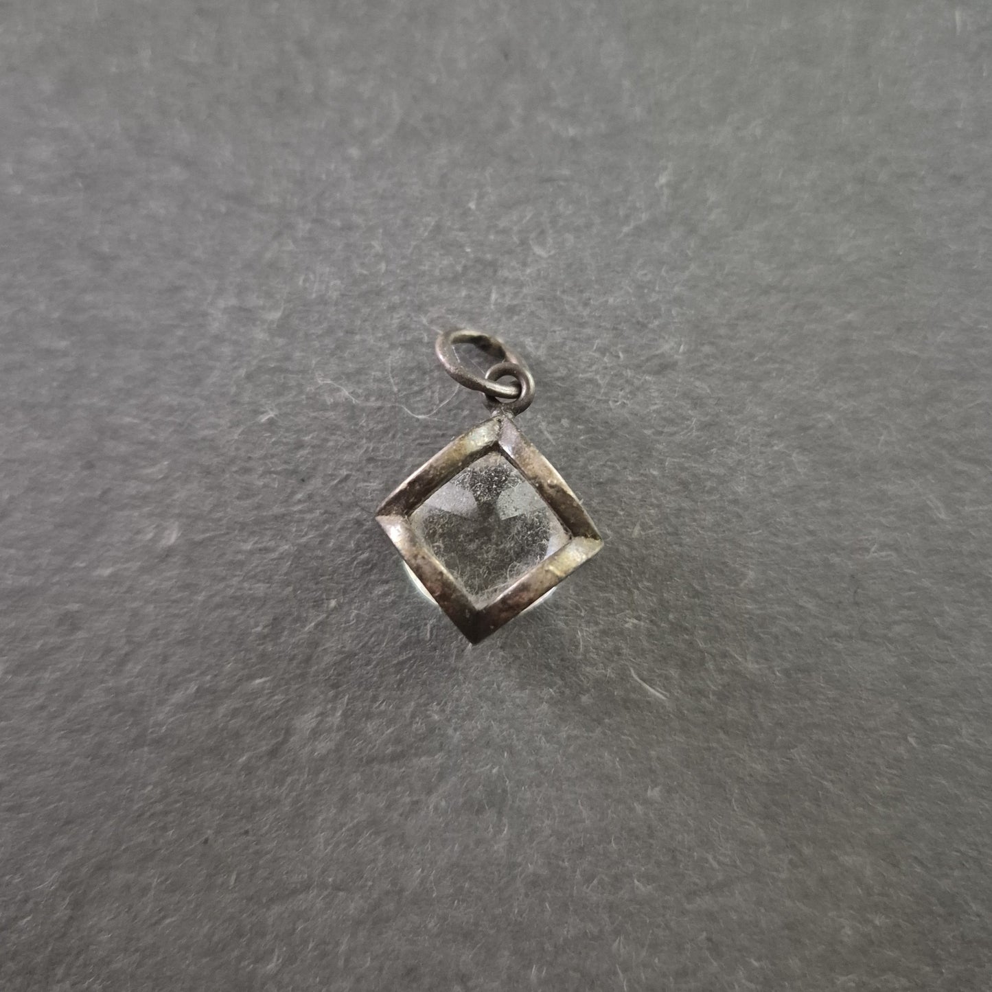 Eleganter Silberanhänger mit facettiertem Kristall – Vintage-Schmuckstück