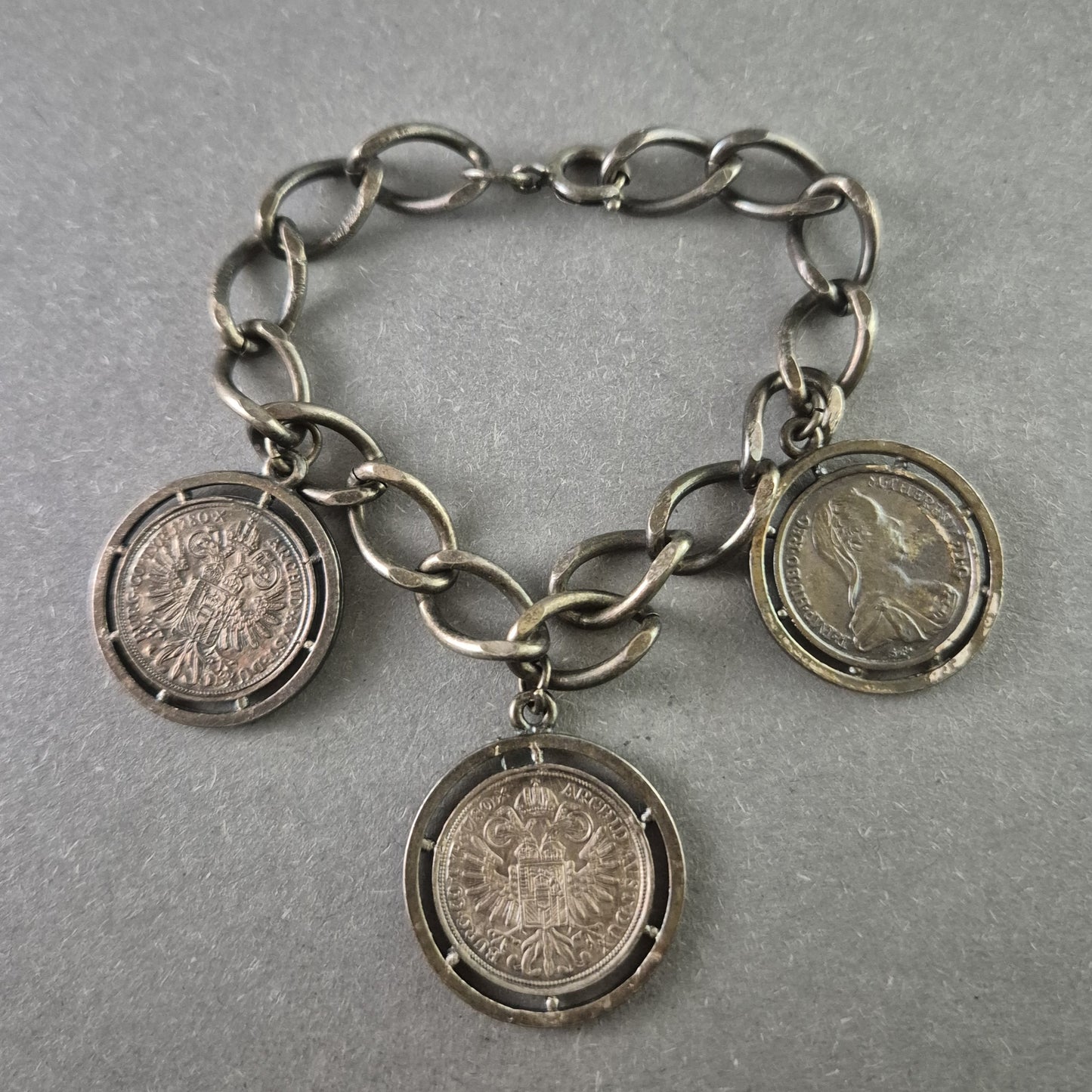 Silberarmband mit historischen Münzen Einzigartiges Vintage-Schmuckstück