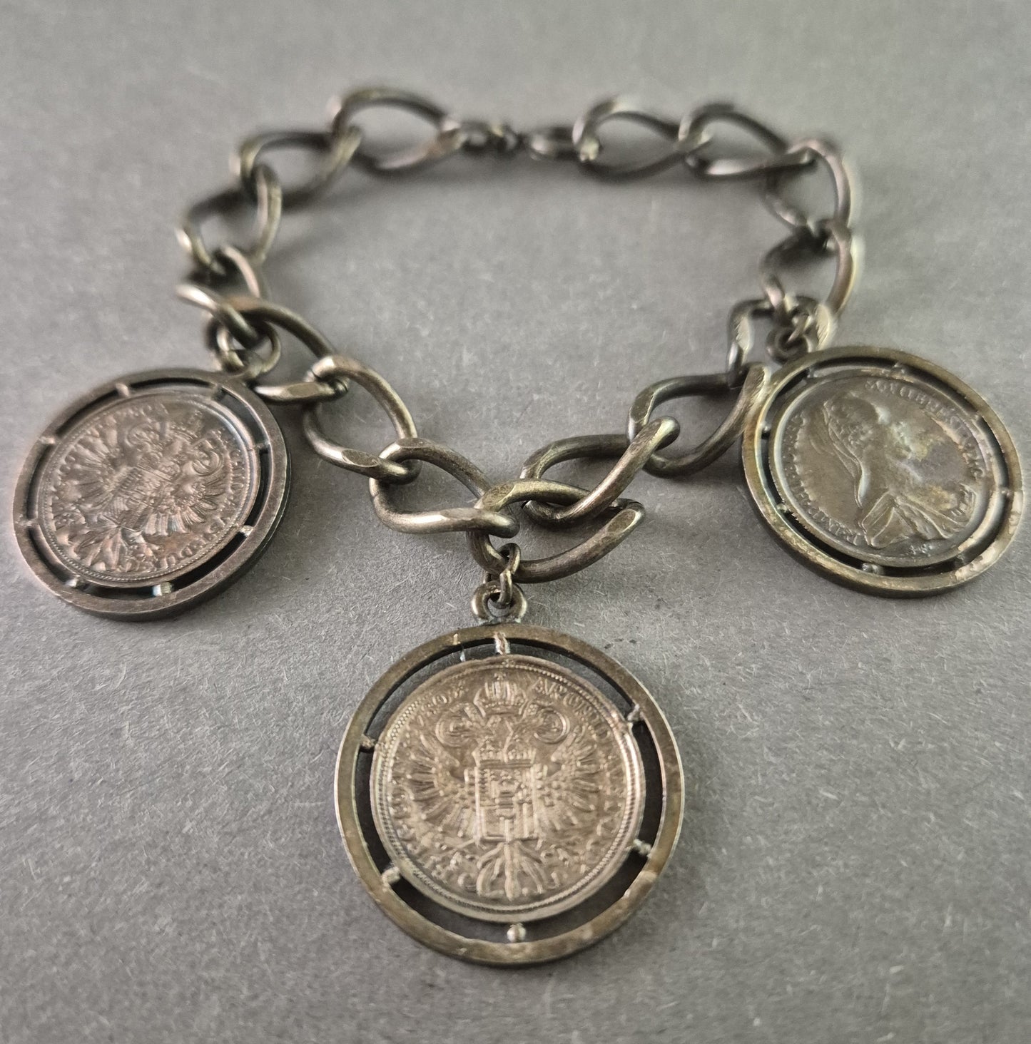Silberarmband mit historischen Münzen Einzigartiges Vintage-Schmuckstück