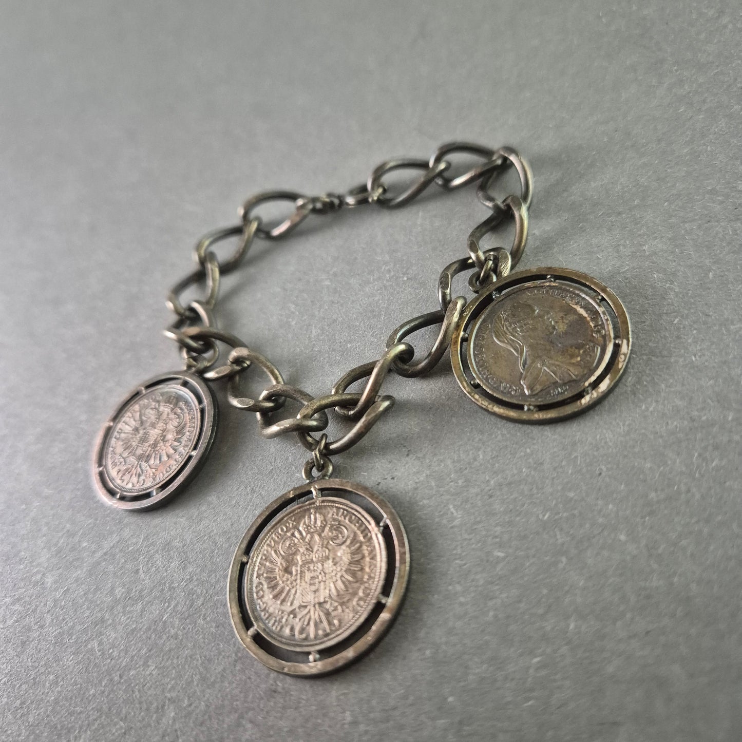 Silberarmband mit historischen Münzen Einzigartiges Vintage-Schmuckstück