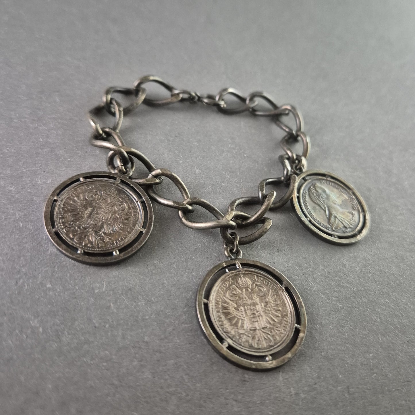 Silberarmband mit historischen Münzen Einzigartiges Vintage-Schmuckstück