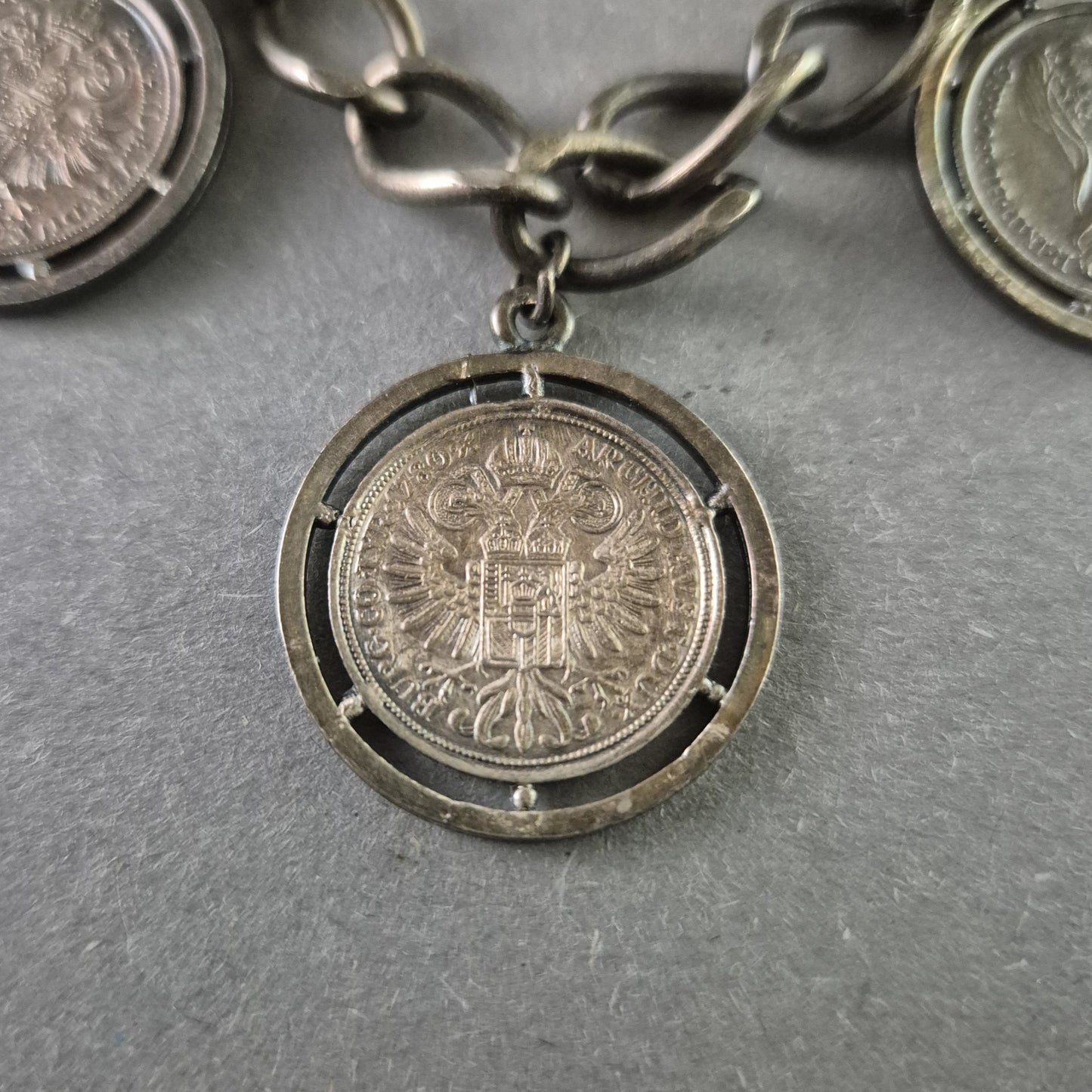 Silberarmband mit historischen Münzen Einzigartiges Vintage-Schmuckstück