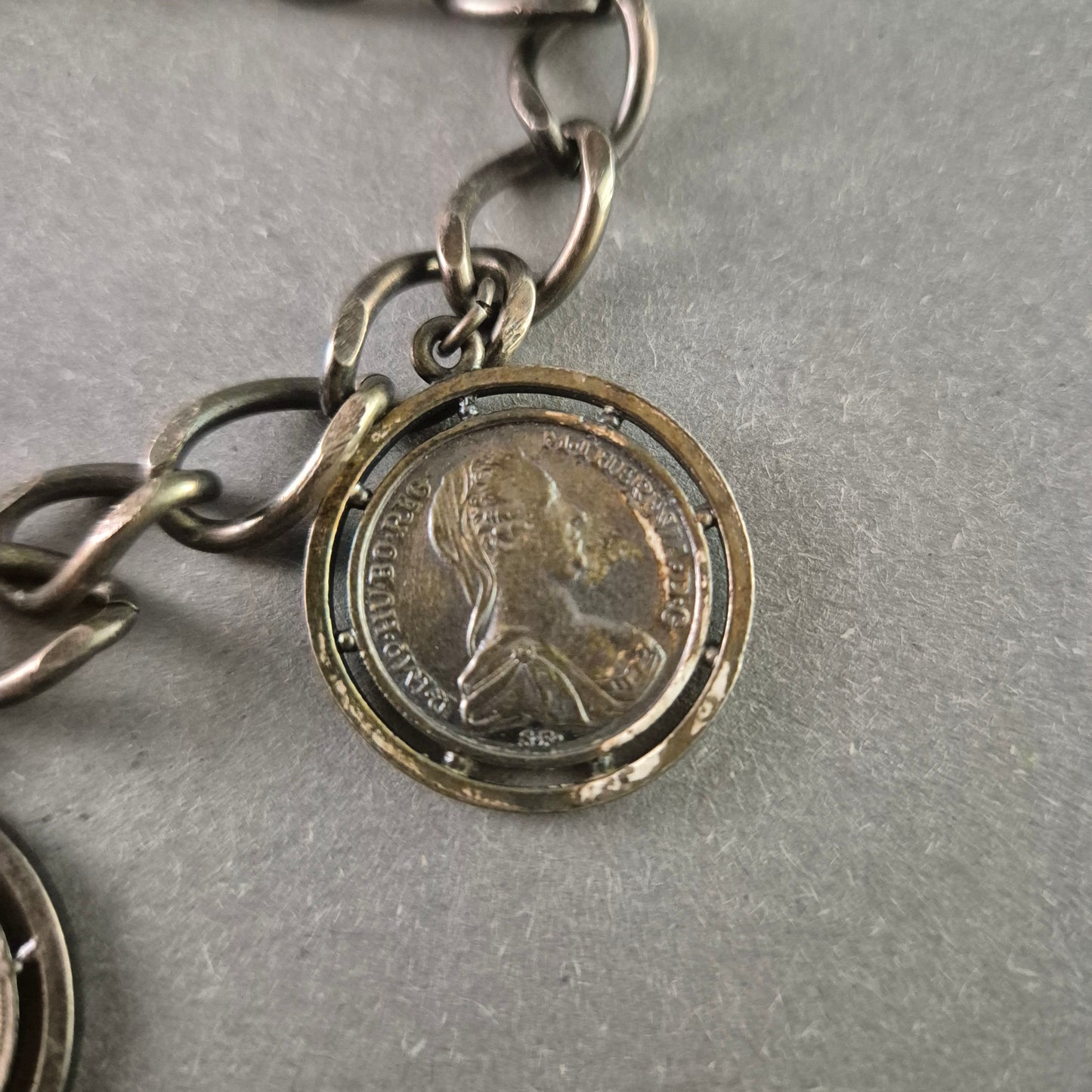 Silberarmband mit historischen Münzen Einzigartiges Vintage-Schmuckstück