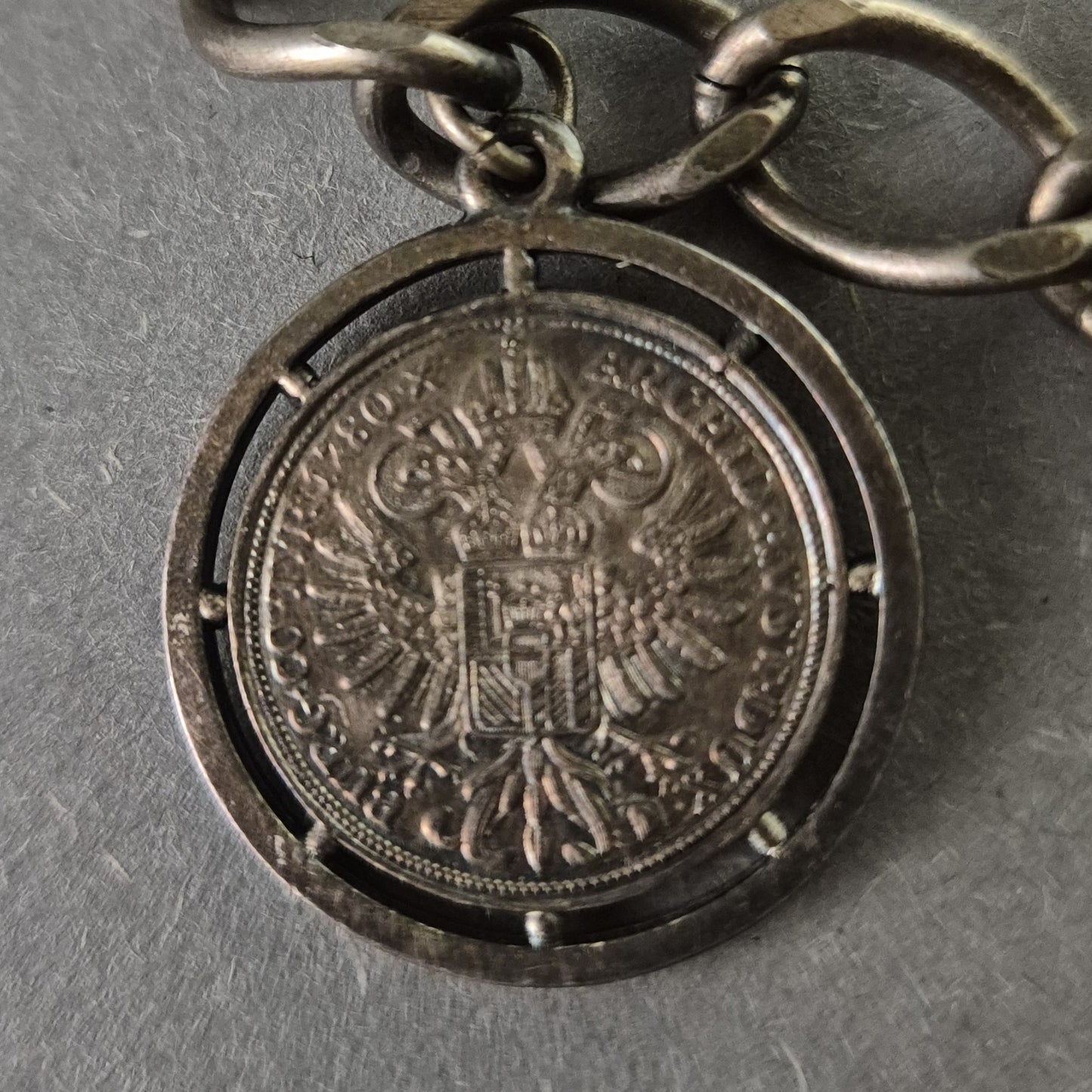 Silberarmband mit historischen Münzen Einzigartiges Vintage-Schmuckstück