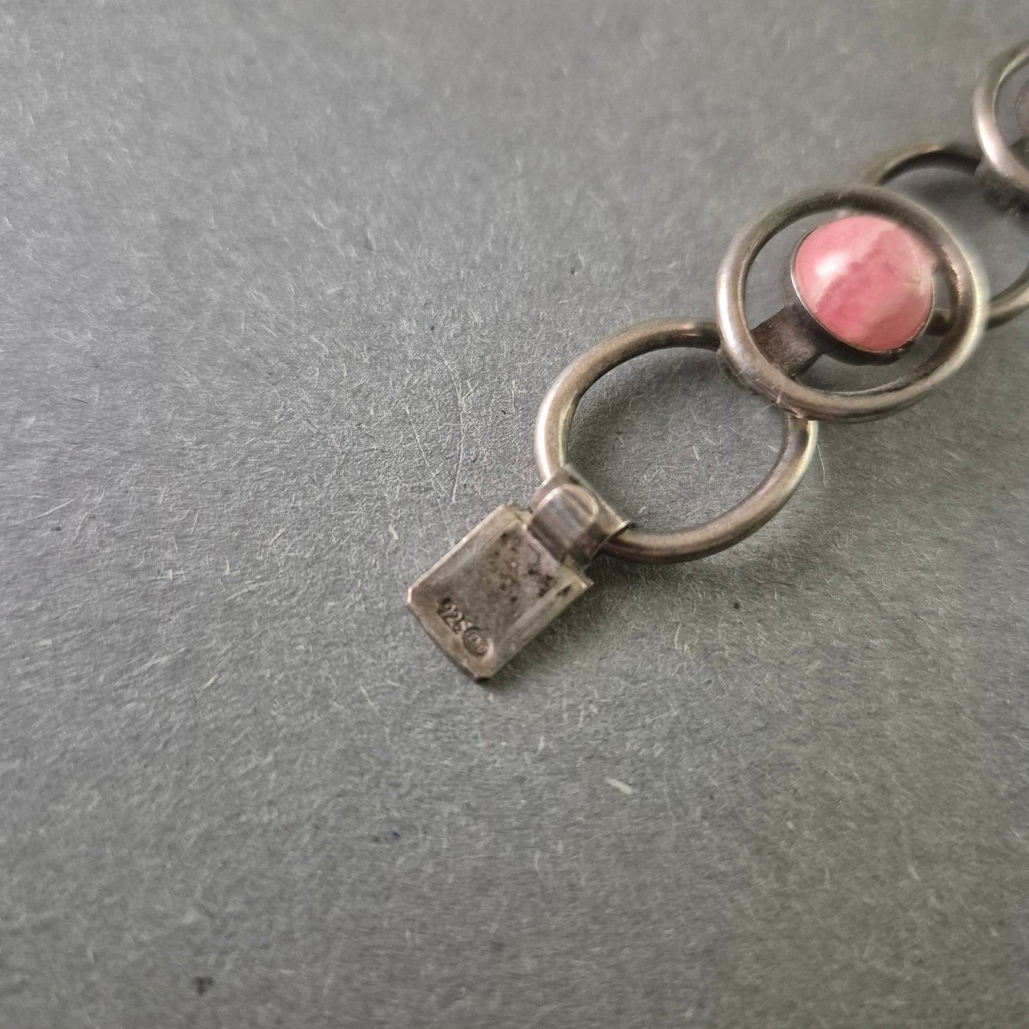 Vintage 925 Silberarmband mit rosa Edelsteinen – Stilvolles Schmuckstück