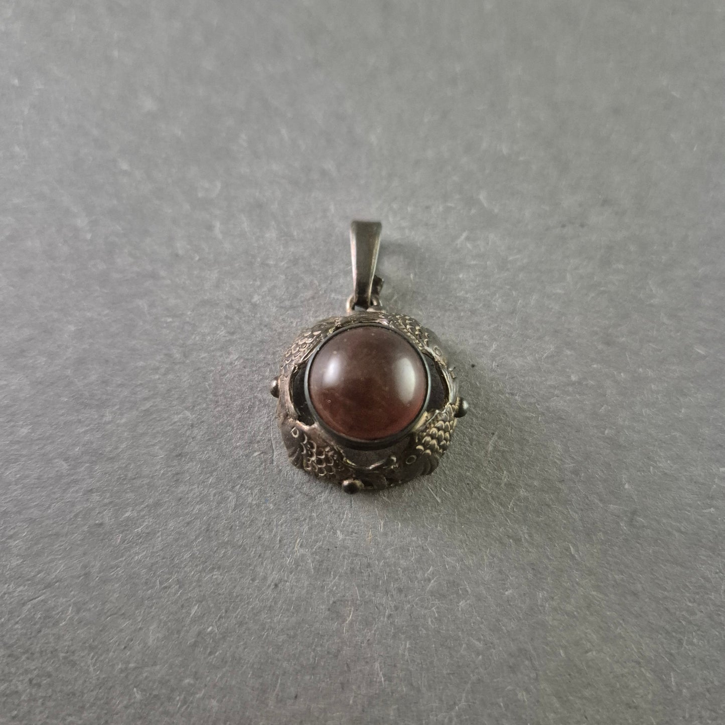 Antiker Silberanhänger mit rundem Bernstein – Eleganter Vintage-Schmuck