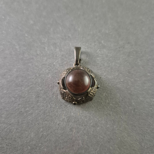 Antiker Silberanhänger mit rundem Bernstein – Eleganter Vintage-Schmuck