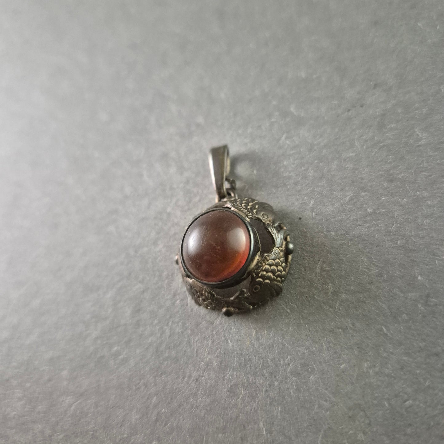 Antiker Silberanhänger mit rundem Bernstein – Eleganter Vintage-Schmuck