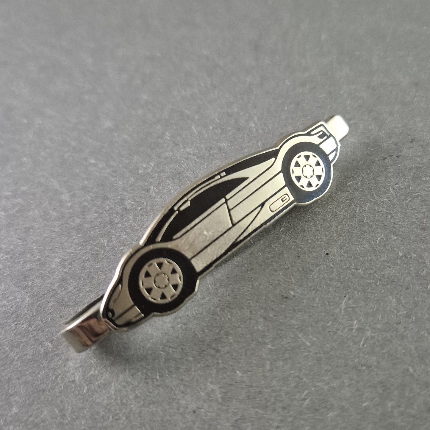 Silberne Krawattenklammer mit Sportwagen-Motiv