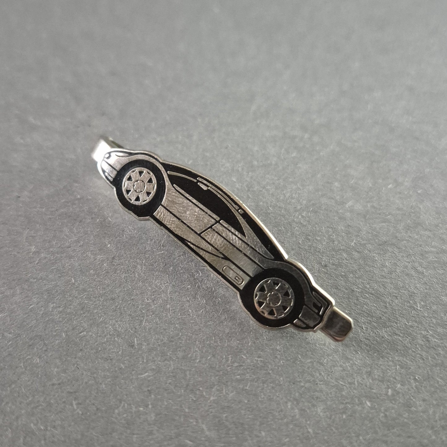 Silberne Krawattenklammer mit Sportwagen-Motiv