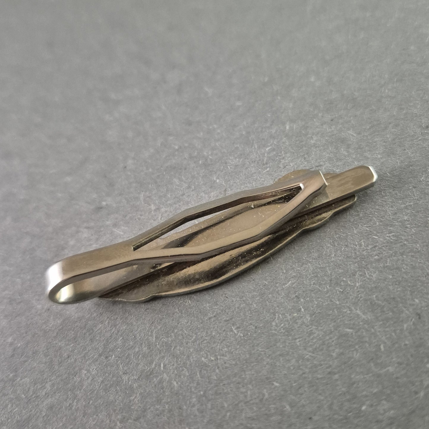 Silberne Krawattenklammer mit Sportwagen-Motiv