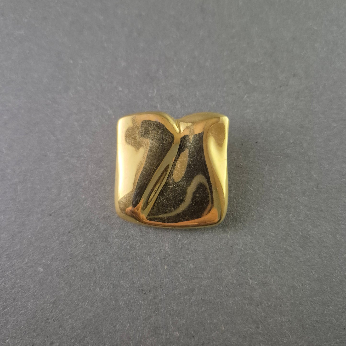 Elegante vergoldete Designer-Brosche – Zeitlose Eleganz mit modernem Twist