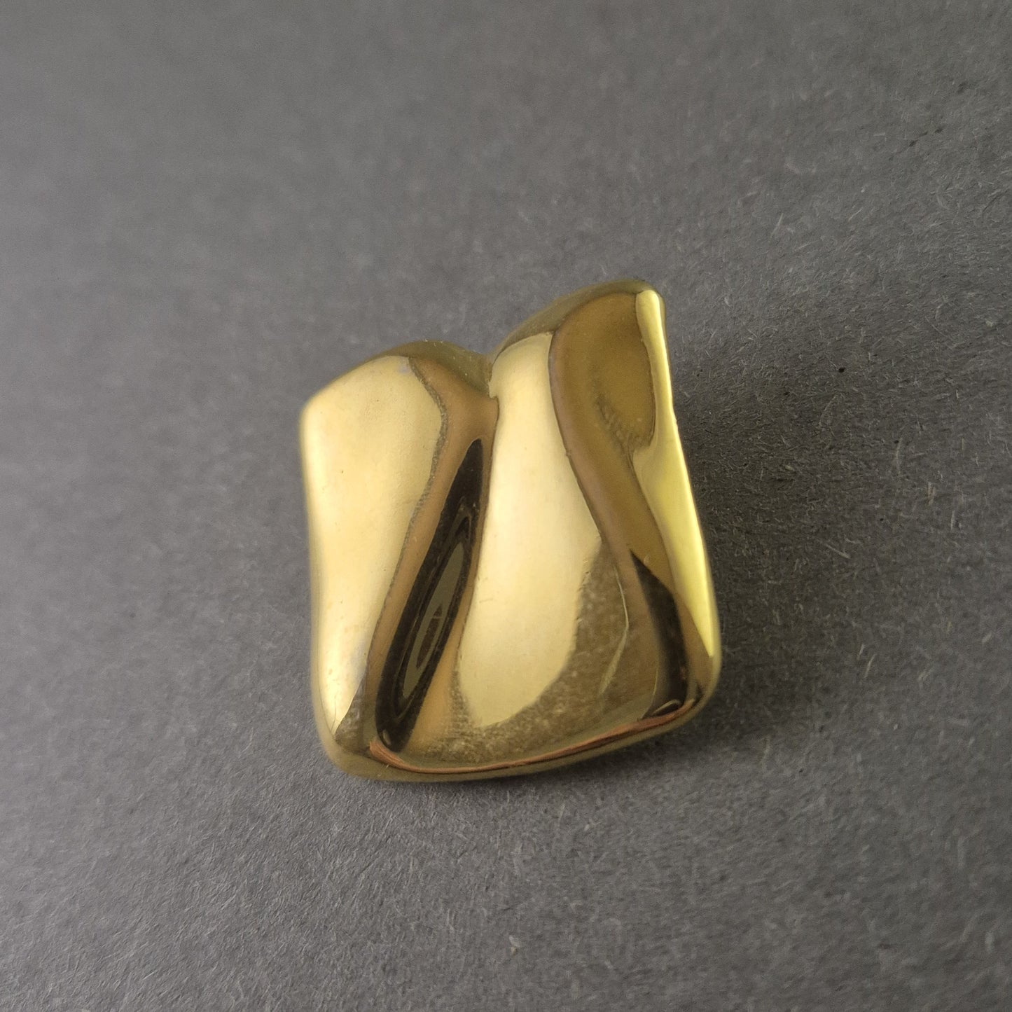 Elegante vergoldete Designer-Brosche – Zeitlose Eleganz mit modernem Twist