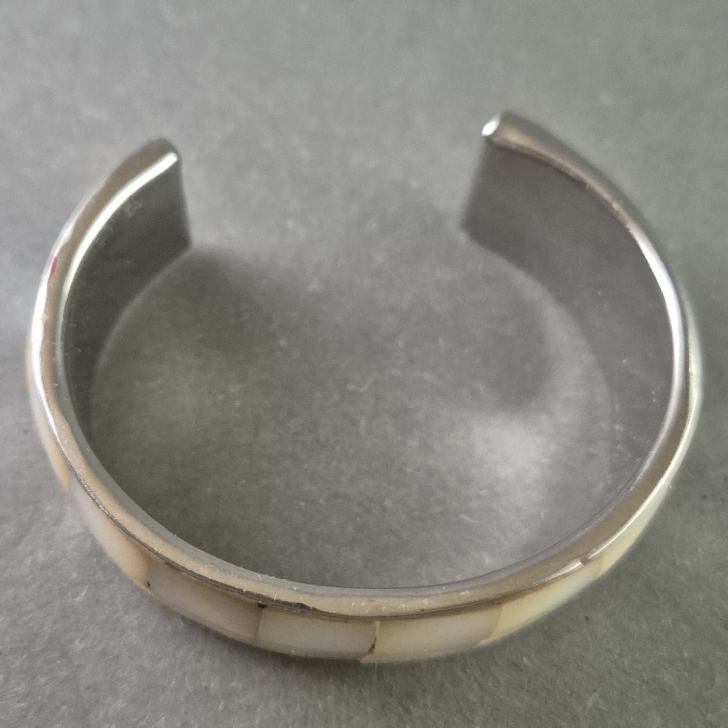 Eleganter Armreif mit Perlmutt-Intarsien – Stilvolles Statement-Schmuckstück