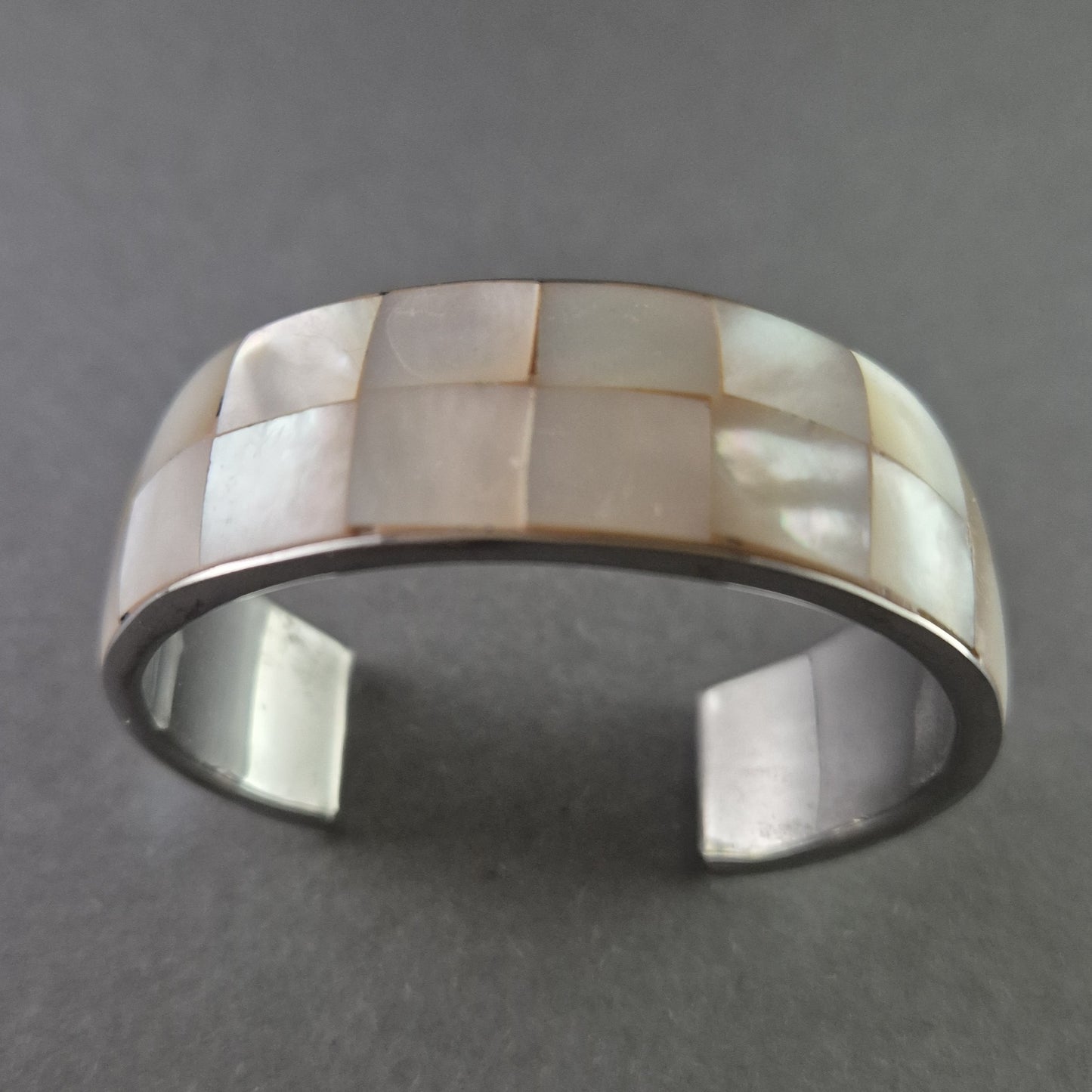 Eleganter Armreif mit Perlmutt-Intarsien – Stilvolles Statement-Schmuckstück