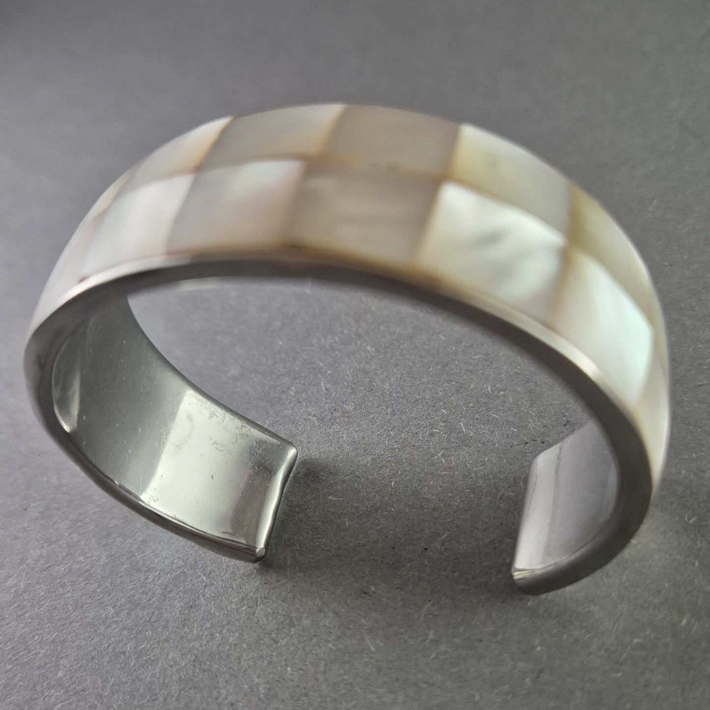 Eleganter Armreif mit Perlmutt-Intarsien – Stilvolles Statement-Schmuckstück