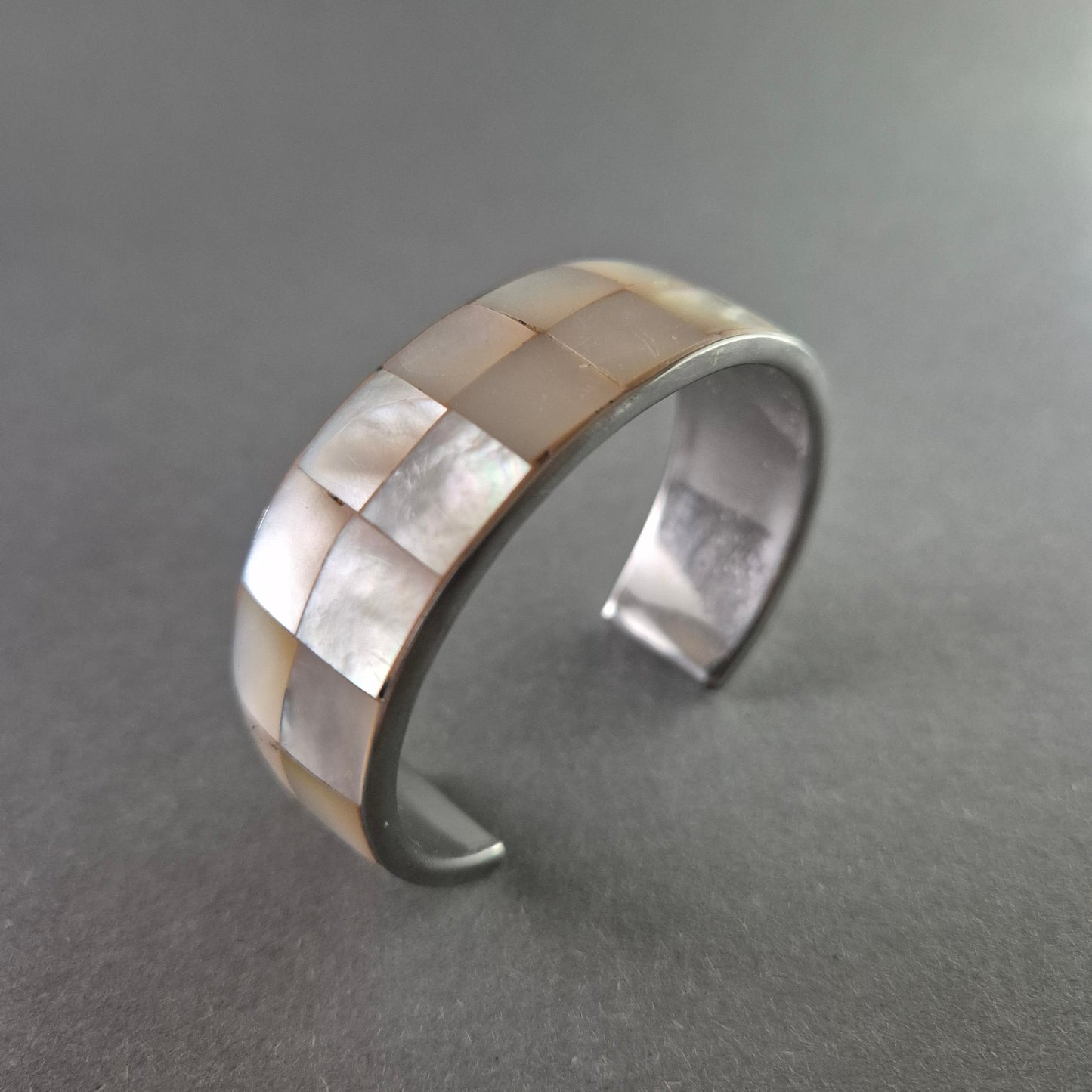 Eleganter Armreif mit Perlmutt-Intarsien – Stilvolles Statement-Schmuckstück