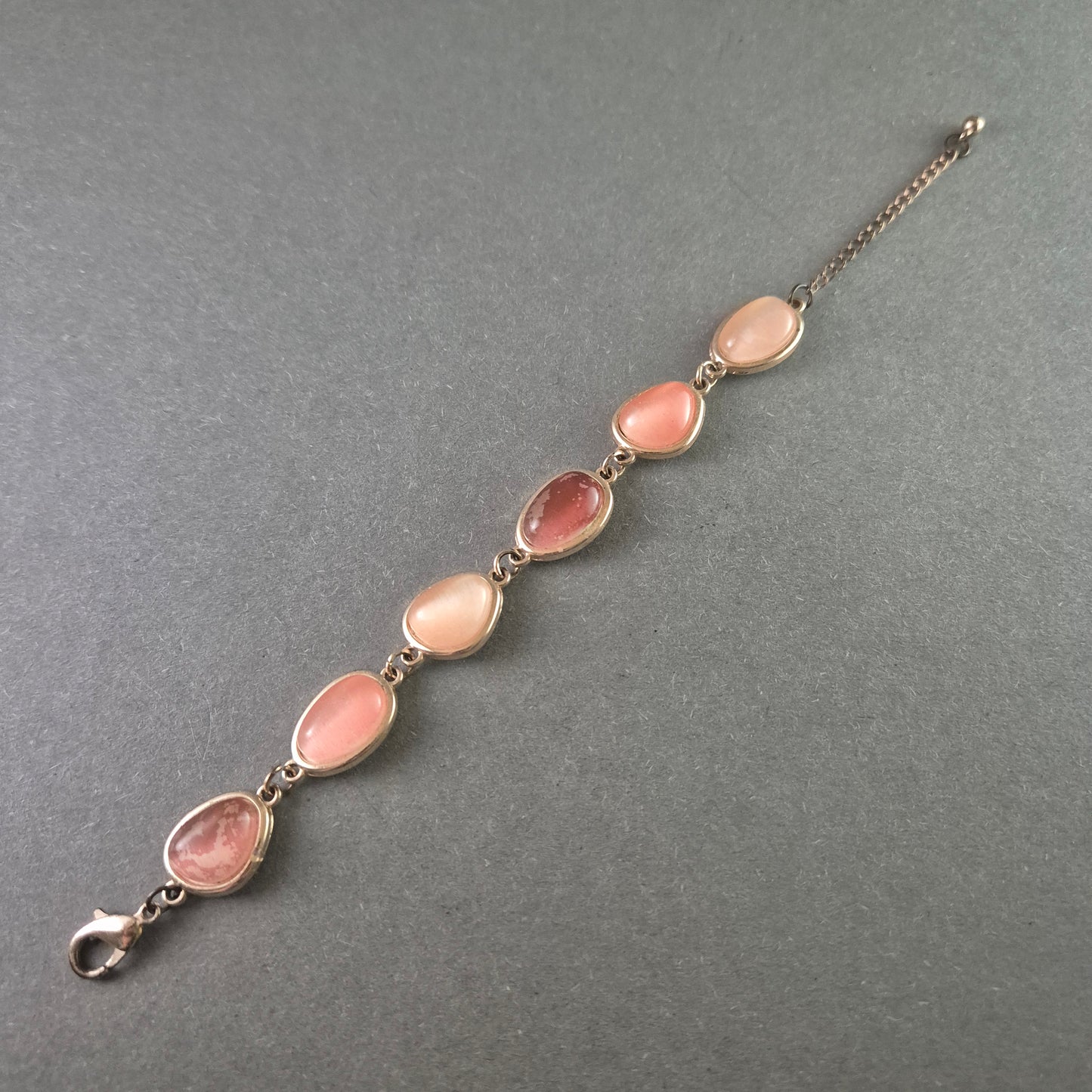 Zartes Armband mit rosa Edelstein-Cabochons – Elegante Handarbeit