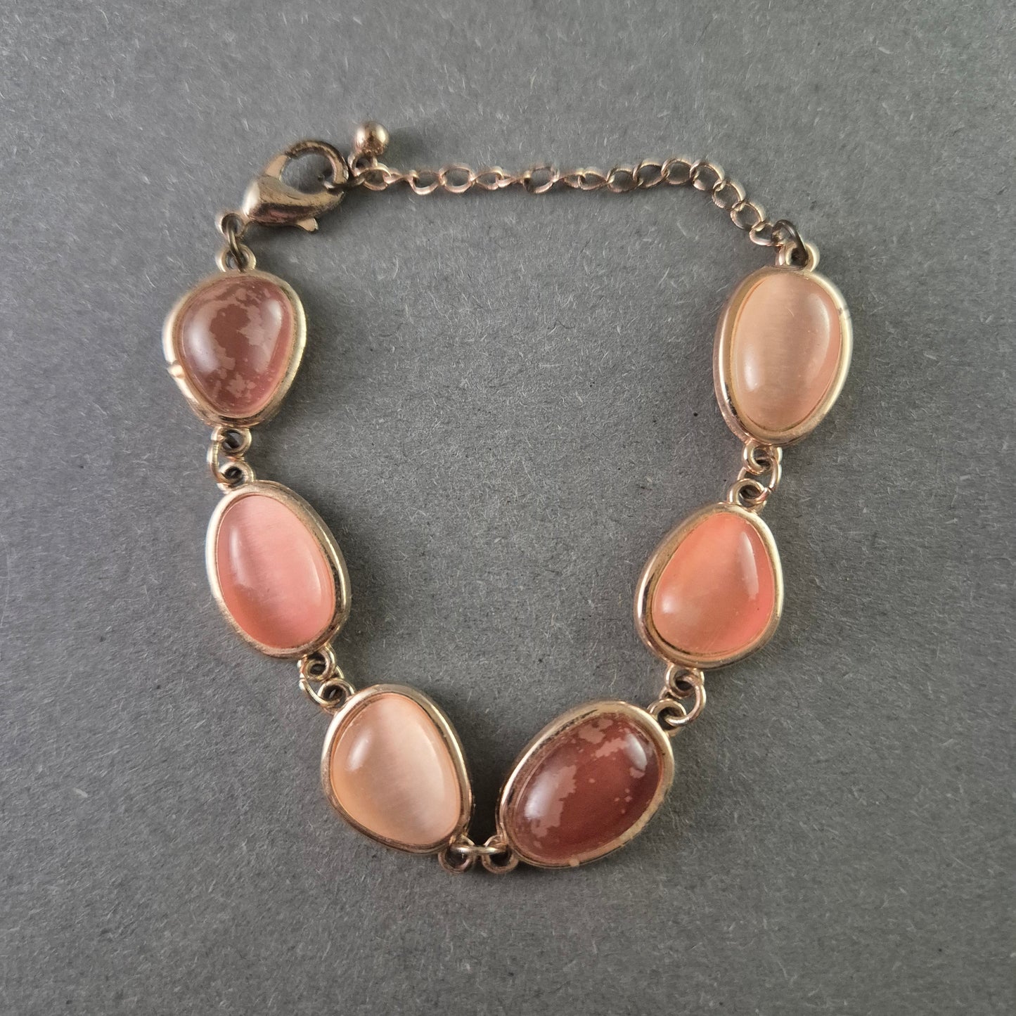 Zartes Armband mit rosa Edelstein-Cabochons – Elegante Handarbeit