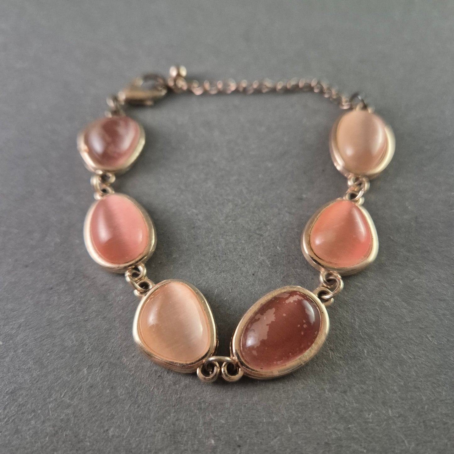 Zartes Armband mit rosa Edelstein-Cabochons – Elegante Handarbeit