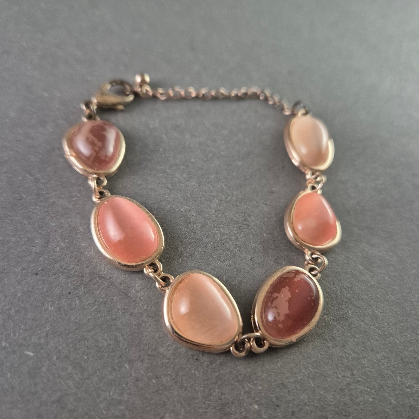 Zartes Armband mit rosa Edelstein-Cabochons – Elegante Handarbeit