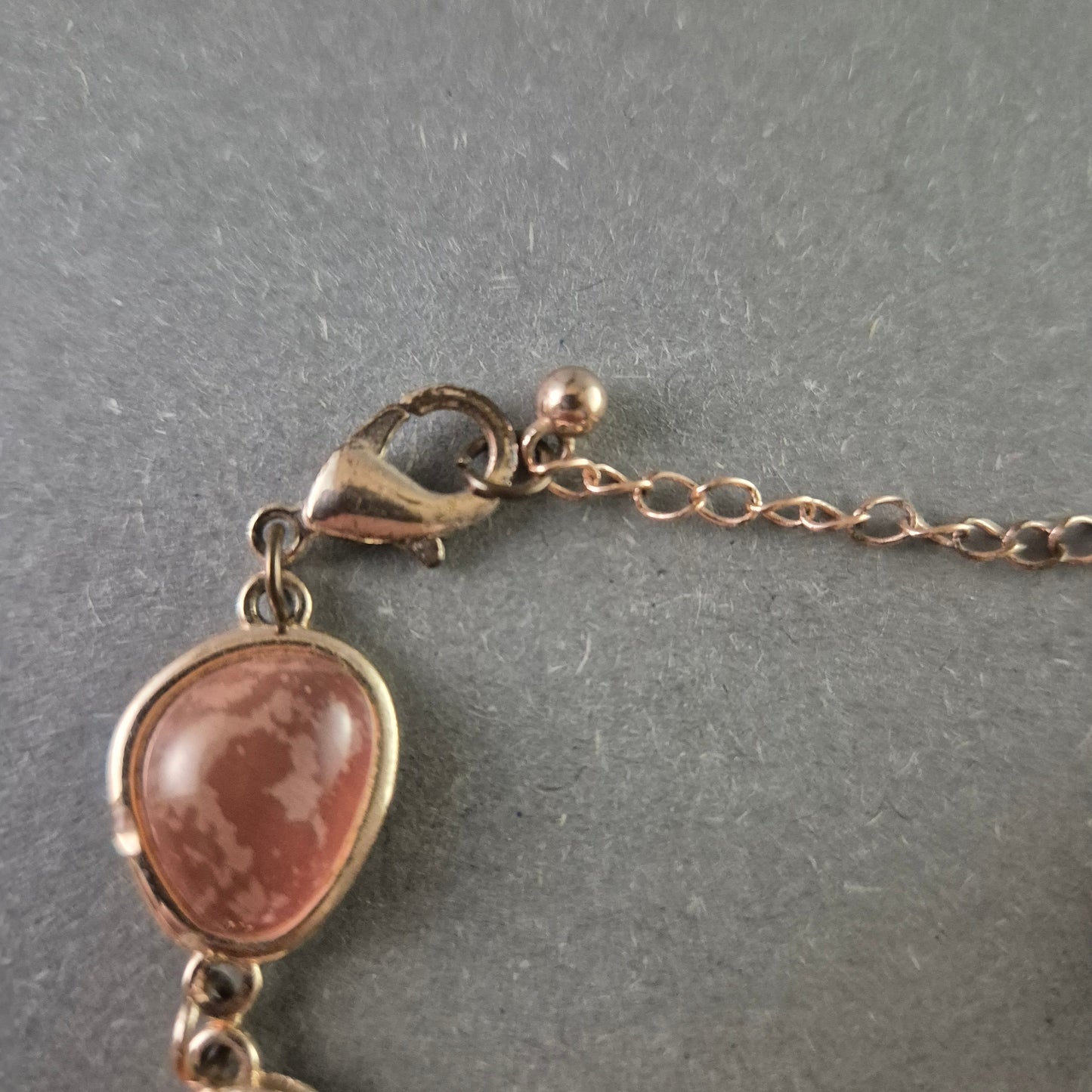 Zartes Armband mit rosa Edelstein-Cabochons – Elegante Handarbeit