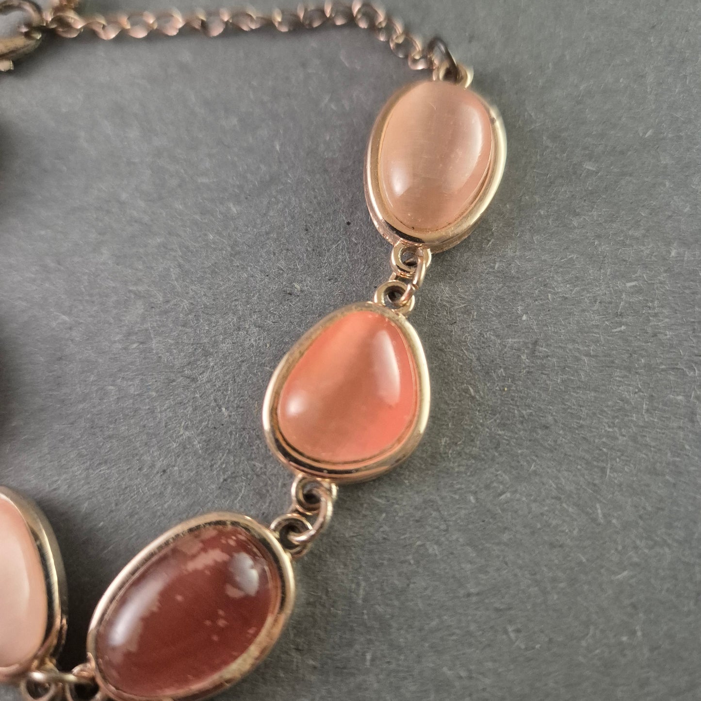 Zartes Armband mit rosa Edelstein-Cabochons – Elegante Handarbeit