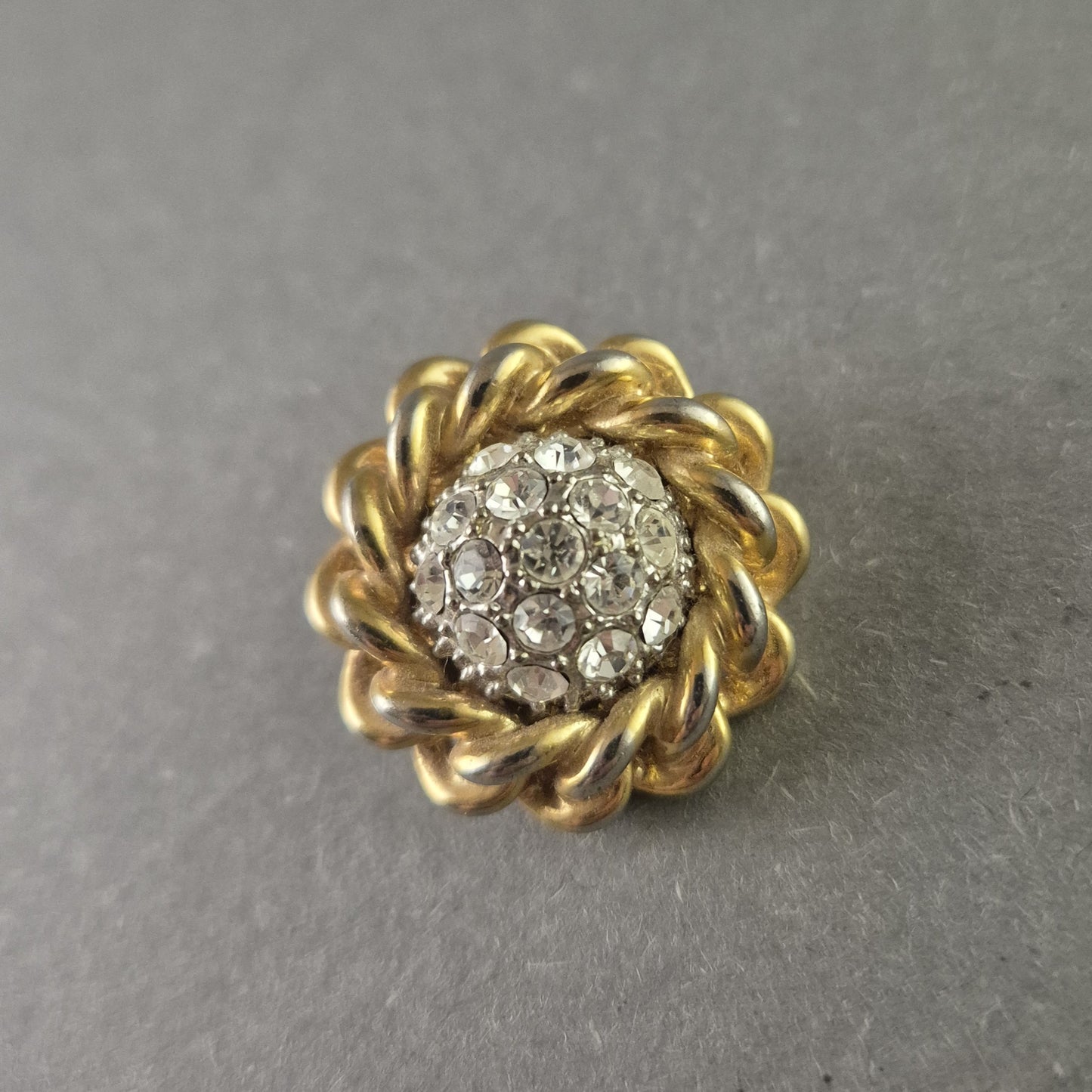 Eleganter Vintage-Clip-Ohrring – Goldfarben mit funkelnden Strasssteinen