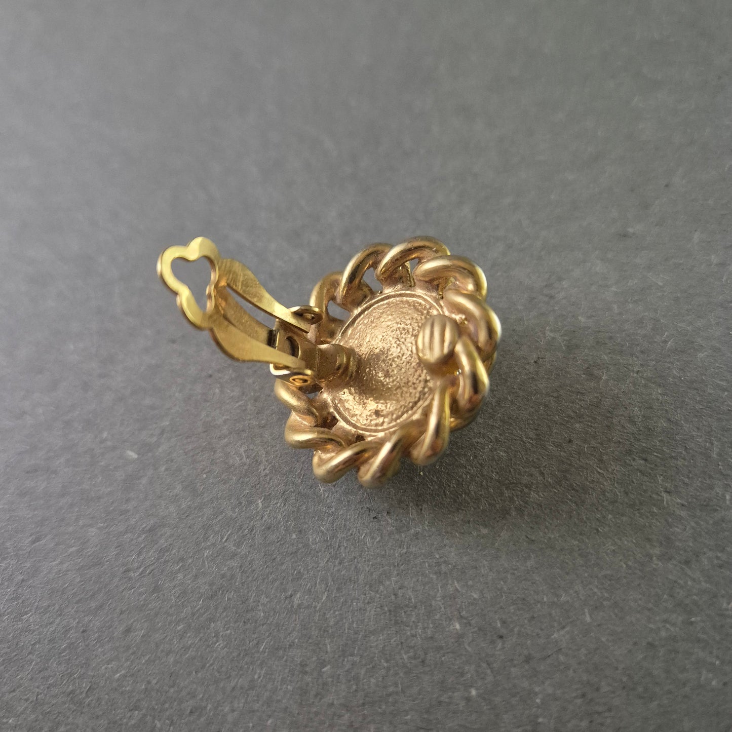 Eleganter Vintage-Clip-Ohrring – Goldfarben mit funkelnden Strasssteinen