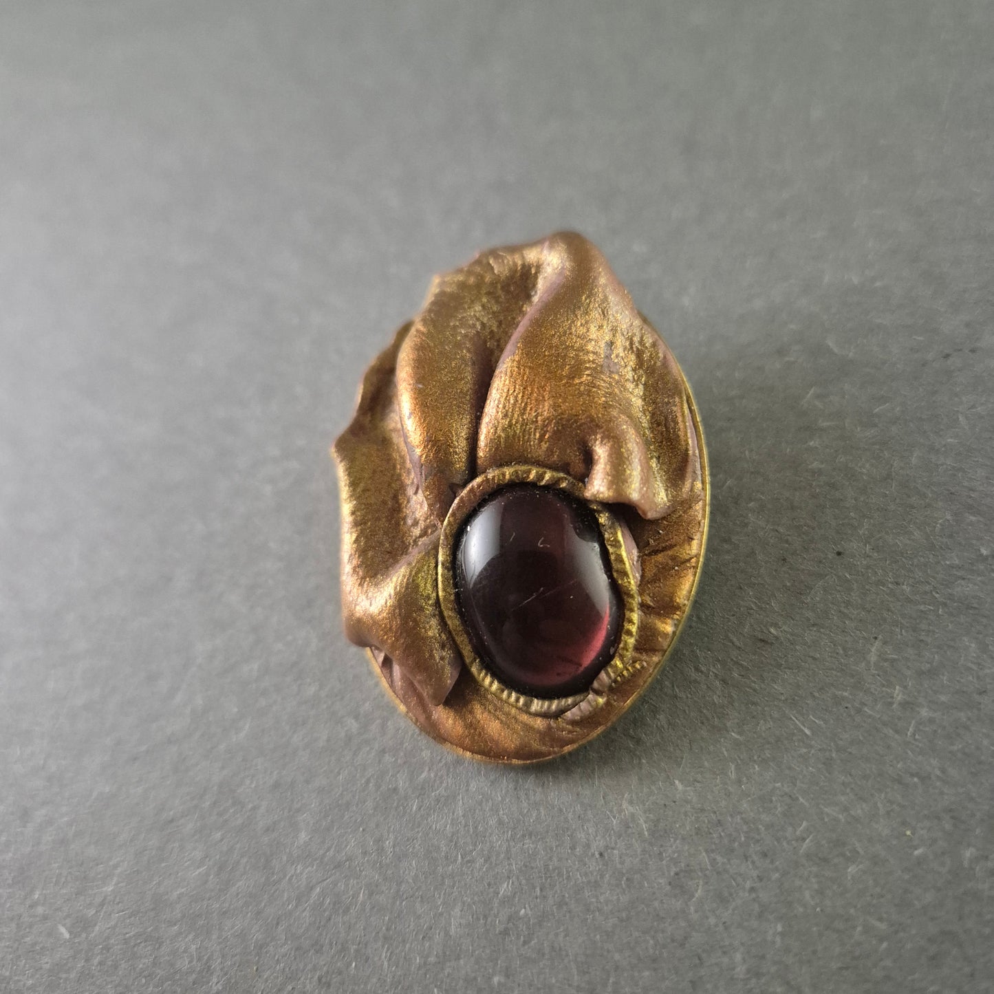 Antike Bronze-Brosche mit dunklem Schmuckstein – Einzigartiges Vintage-Design