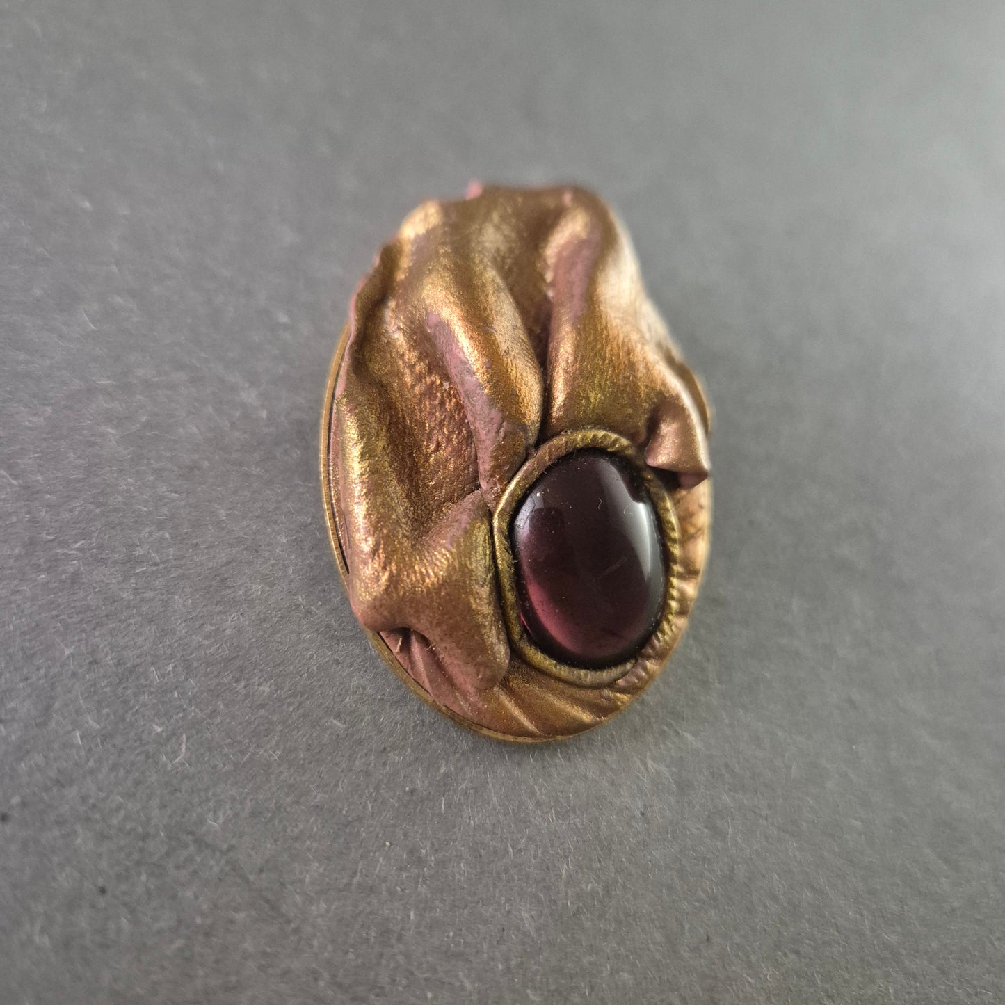 Antike Bronze-Brosche mit dunklem Schmuckstein – Einzigartiges Vintage-Design