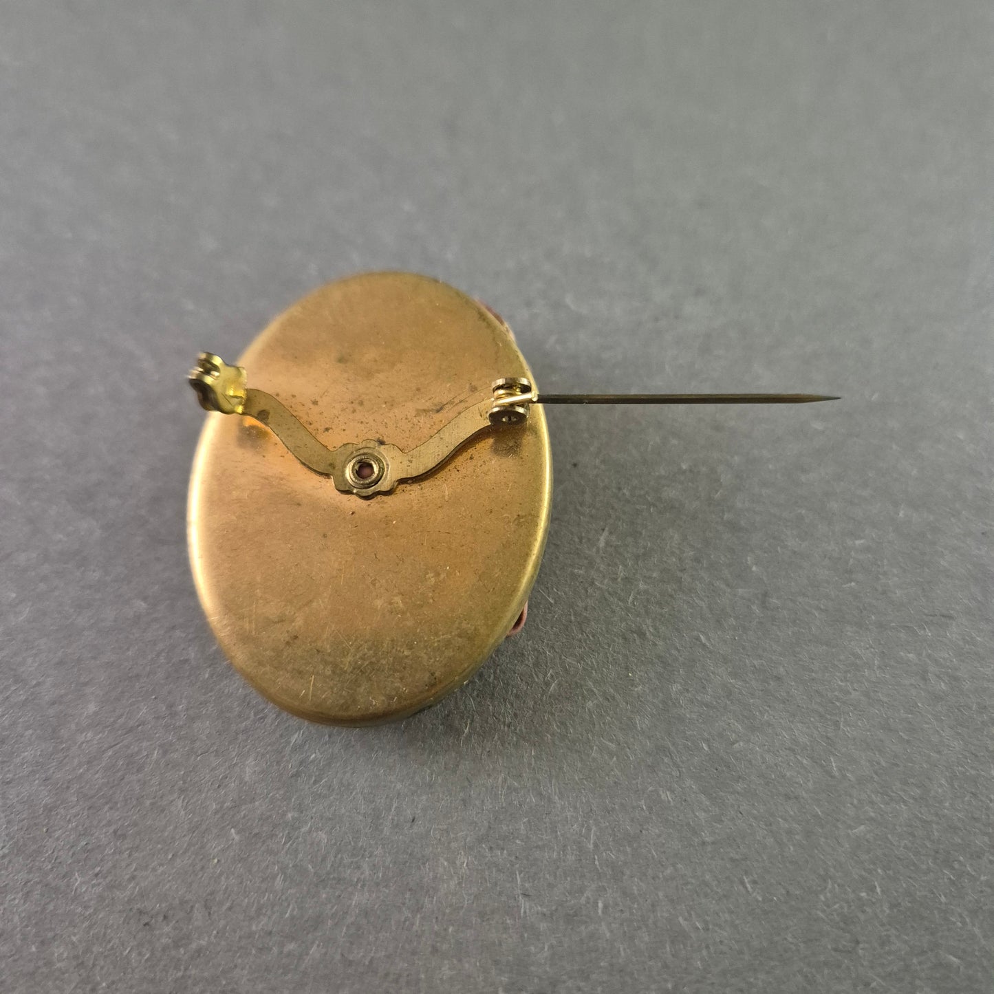 Antike Bronze-Brosche mit dunklem Schmuckstein – Einzigartiges Vintage-Design