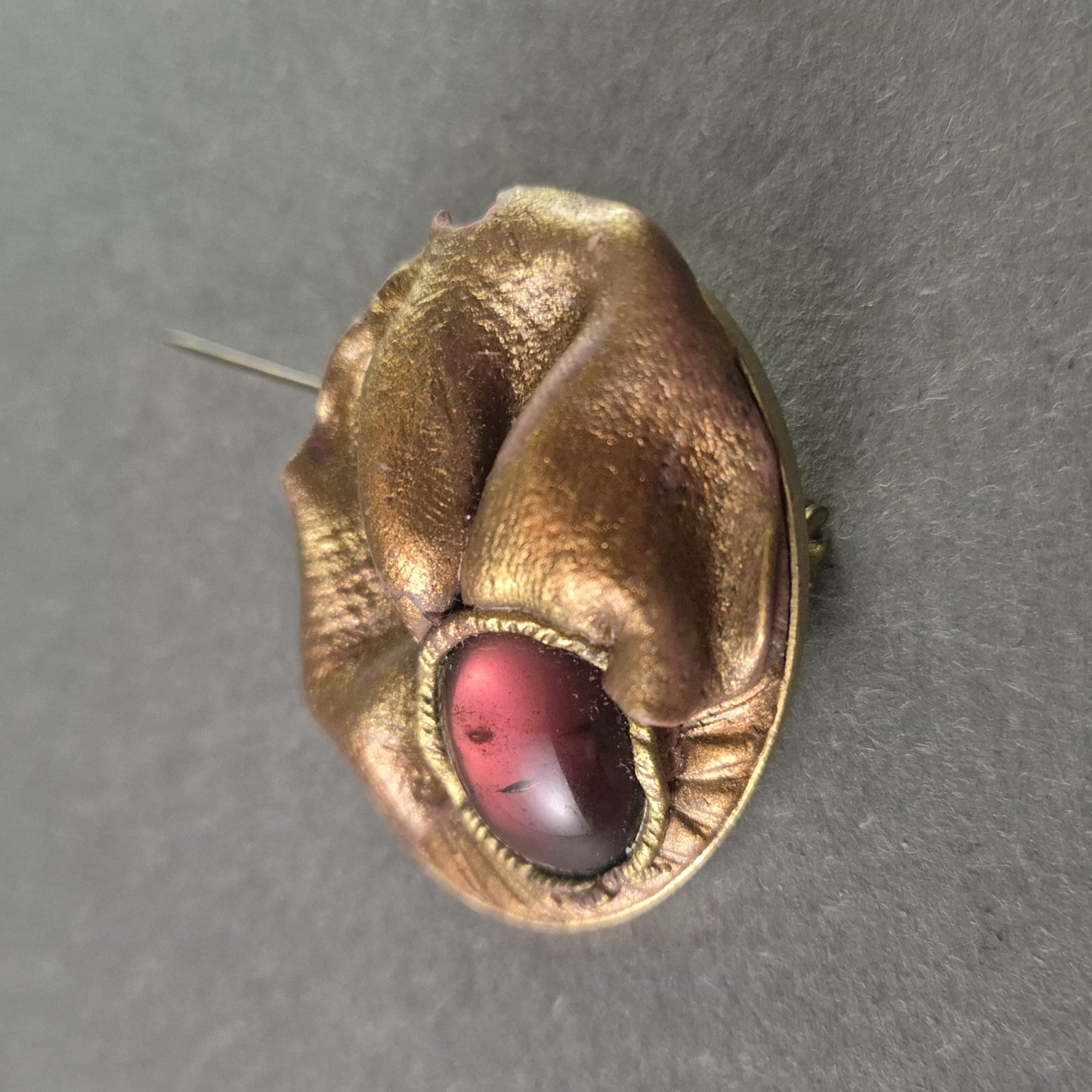 Antike Bronze-Brosche mit dunklem Schmuckstein – Einzigartiges Vintage-Design