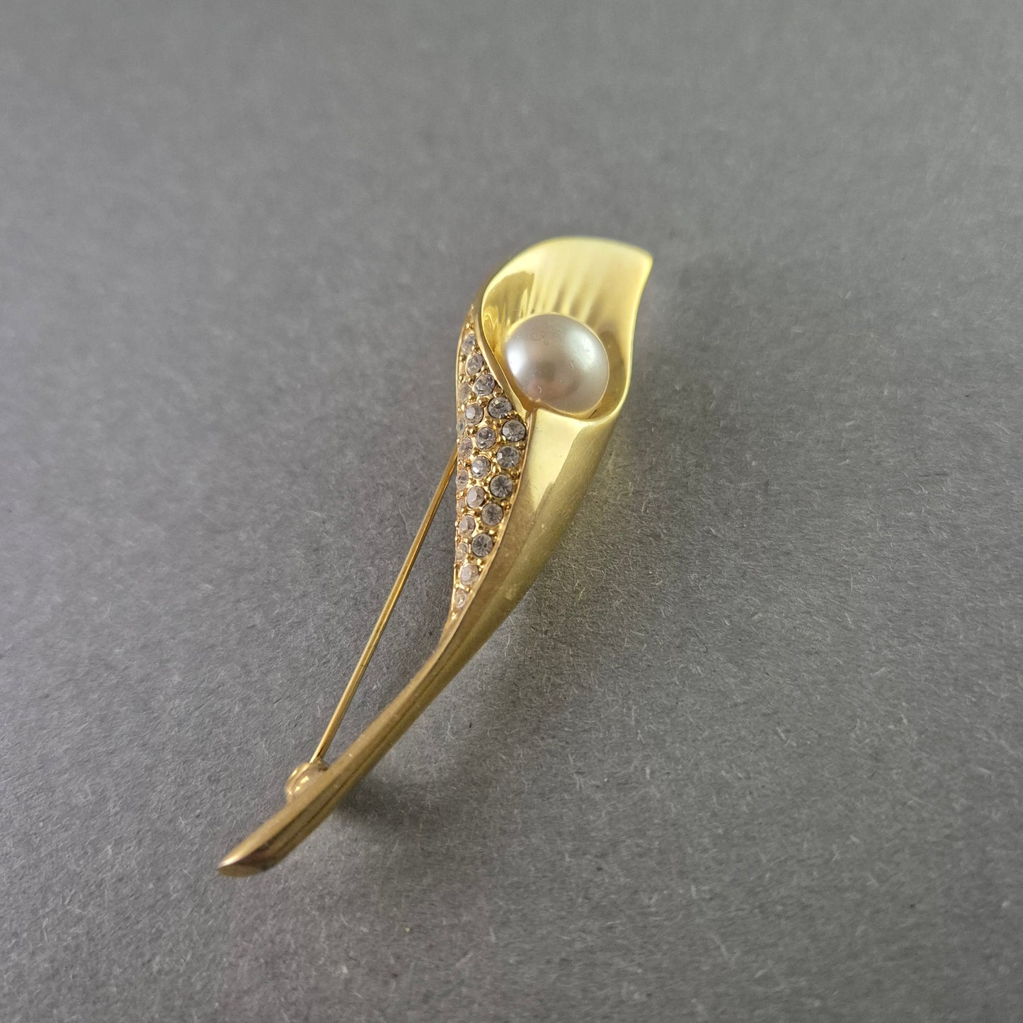 Elegante goldene Calla-Lilie Brosche mit Perle und Strasssteinen