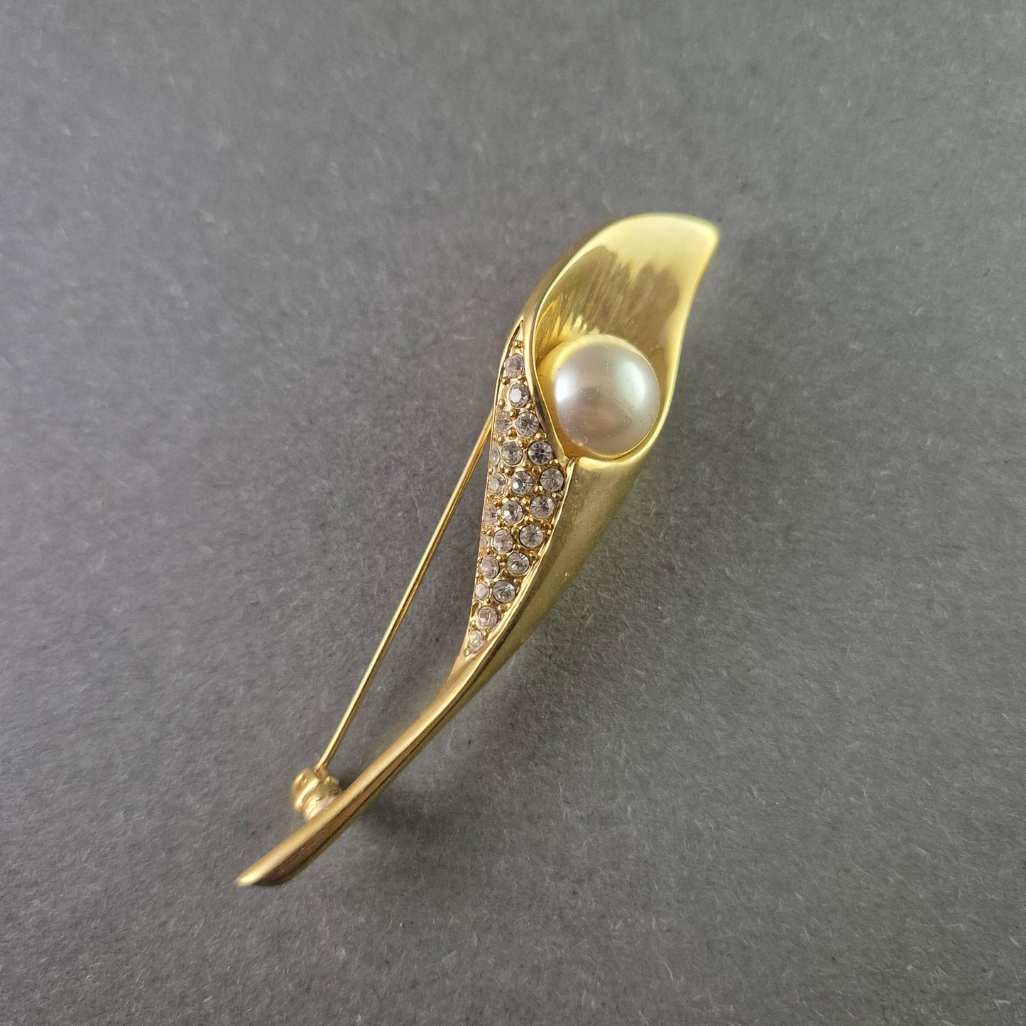Elegante goldene Calla-Lilie Brosche mit Perle und Strasssteinen