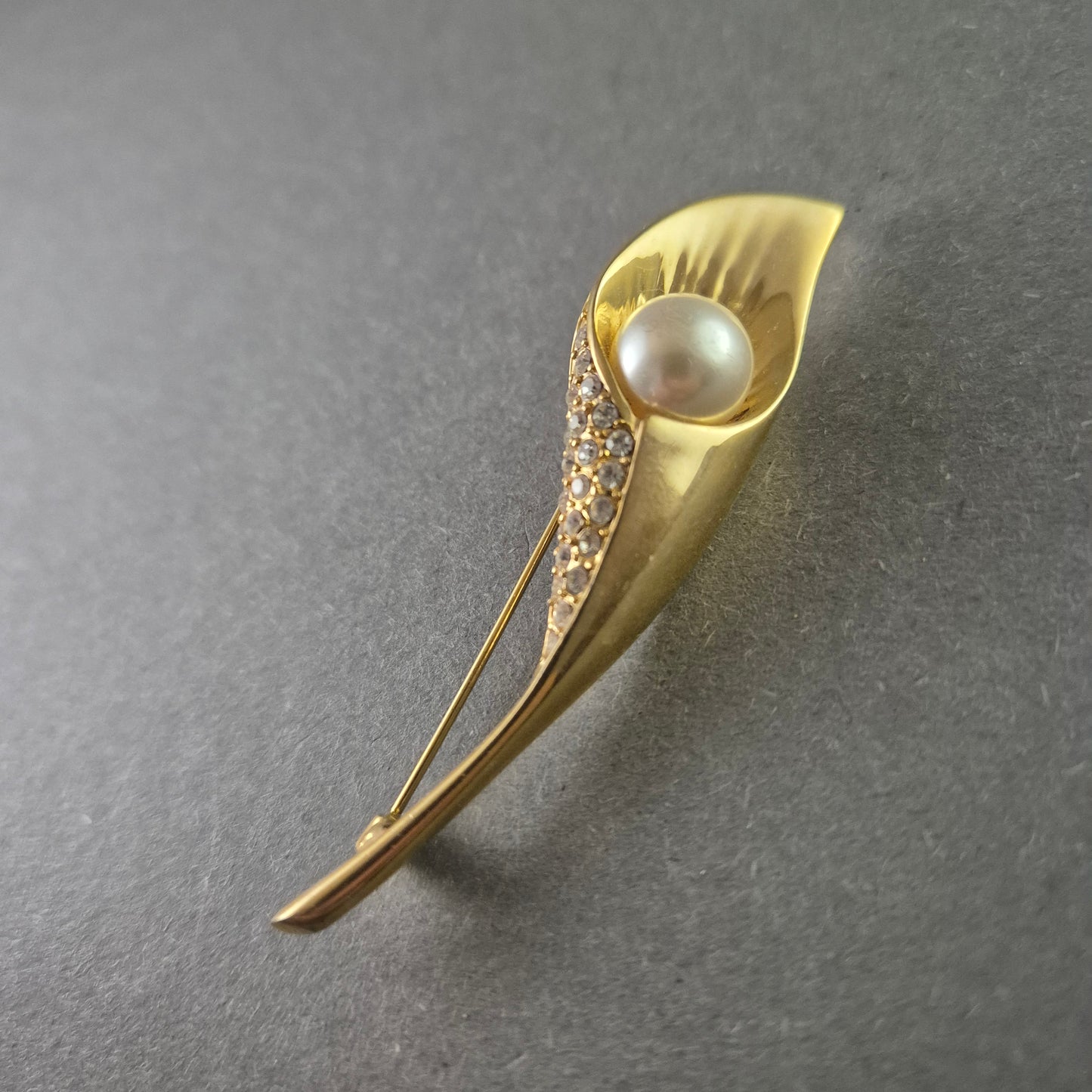 Elegante goldene Calla-Lilie Brosche mit Perle und Strasssteinen
