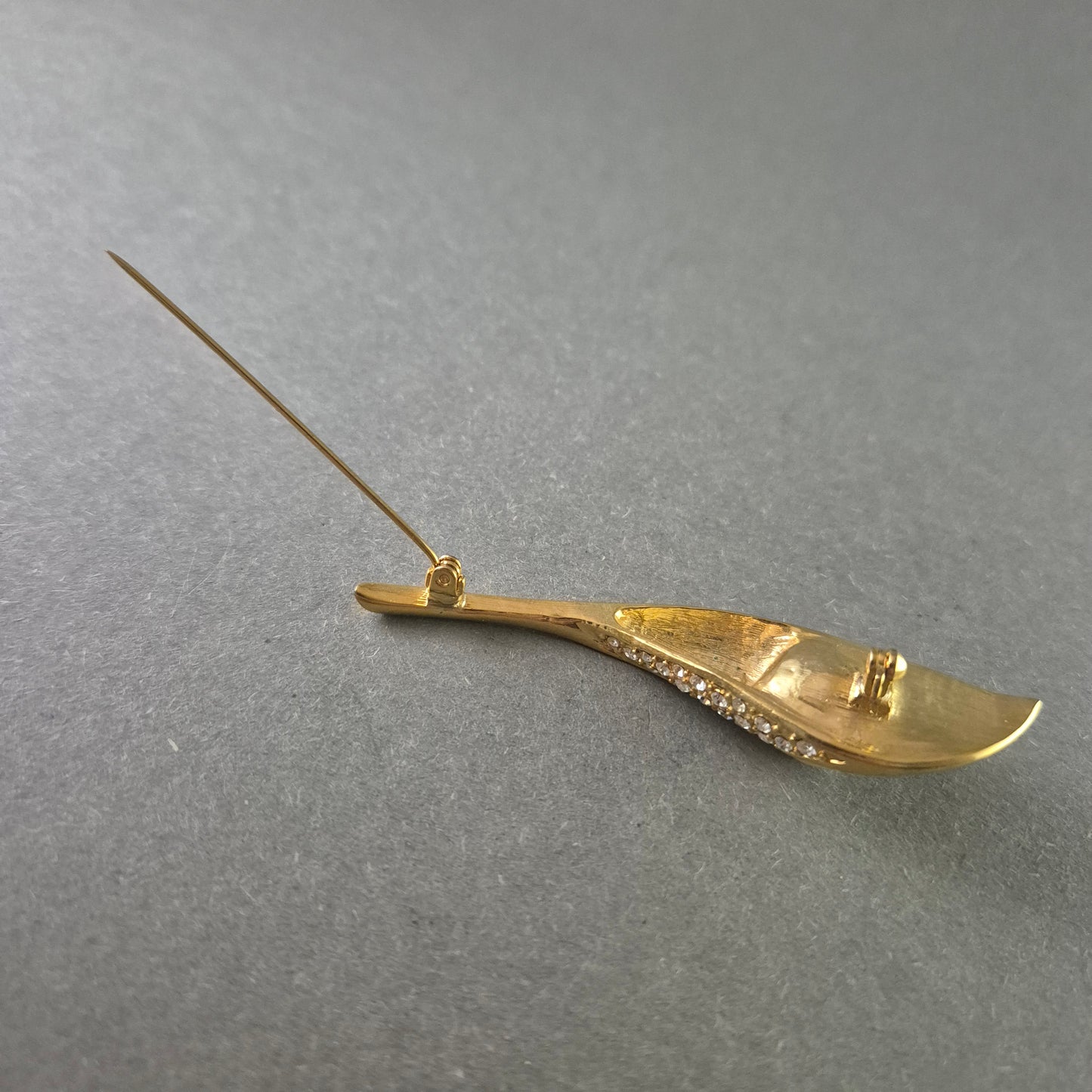 Elegante goldene Calla-Lilie Brosche mit Perle und Strasssteinen