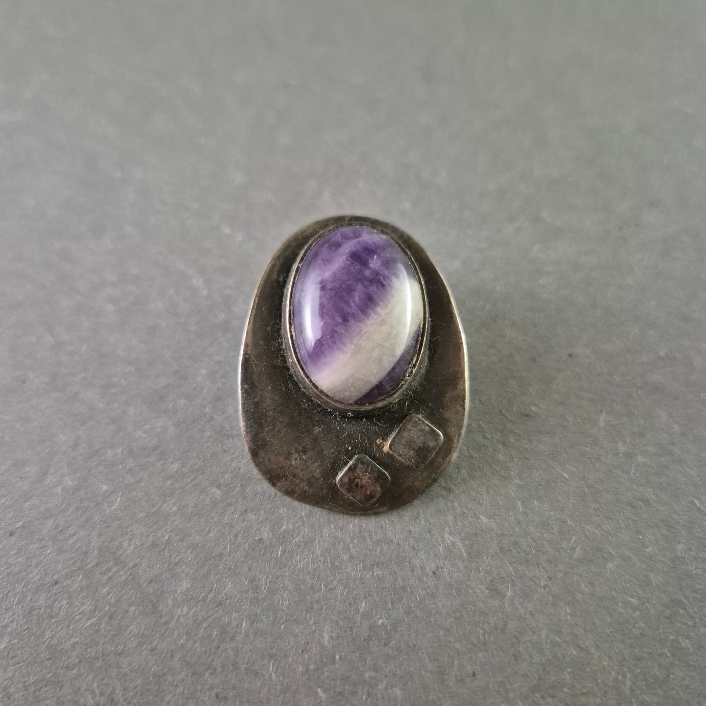 Vintage-Clip-Ohrring mit Amethyst – Zeitlose Eleganz in Silber