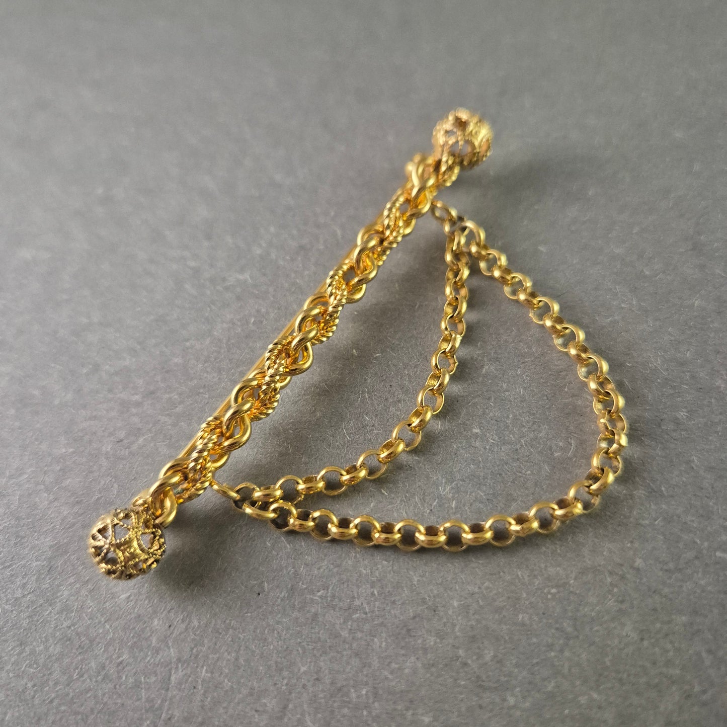 Vintage Brosche mit goldenen Ketten Edler Schmuck im filigranen Design