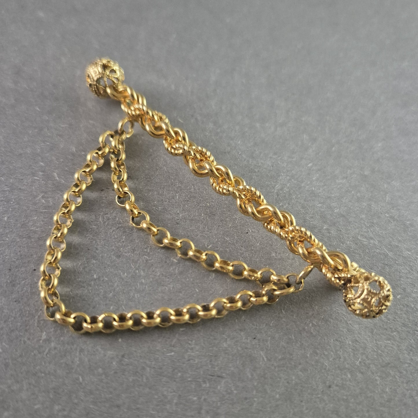 Vintage Brosche mit goldenen Ketten Edler Schmuck im filigranen Design