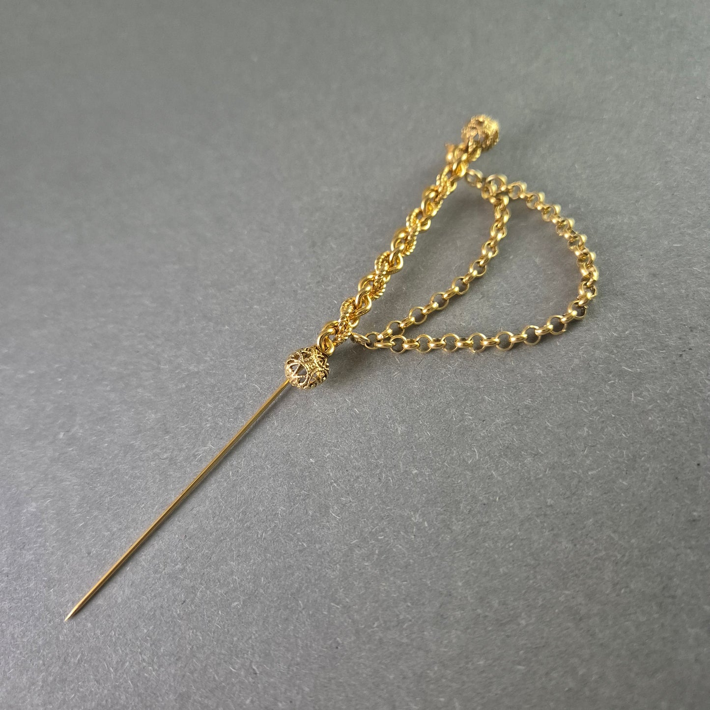 Vintage Brosche mit goldenen Ketten Edler Schmuck im filigranen Design