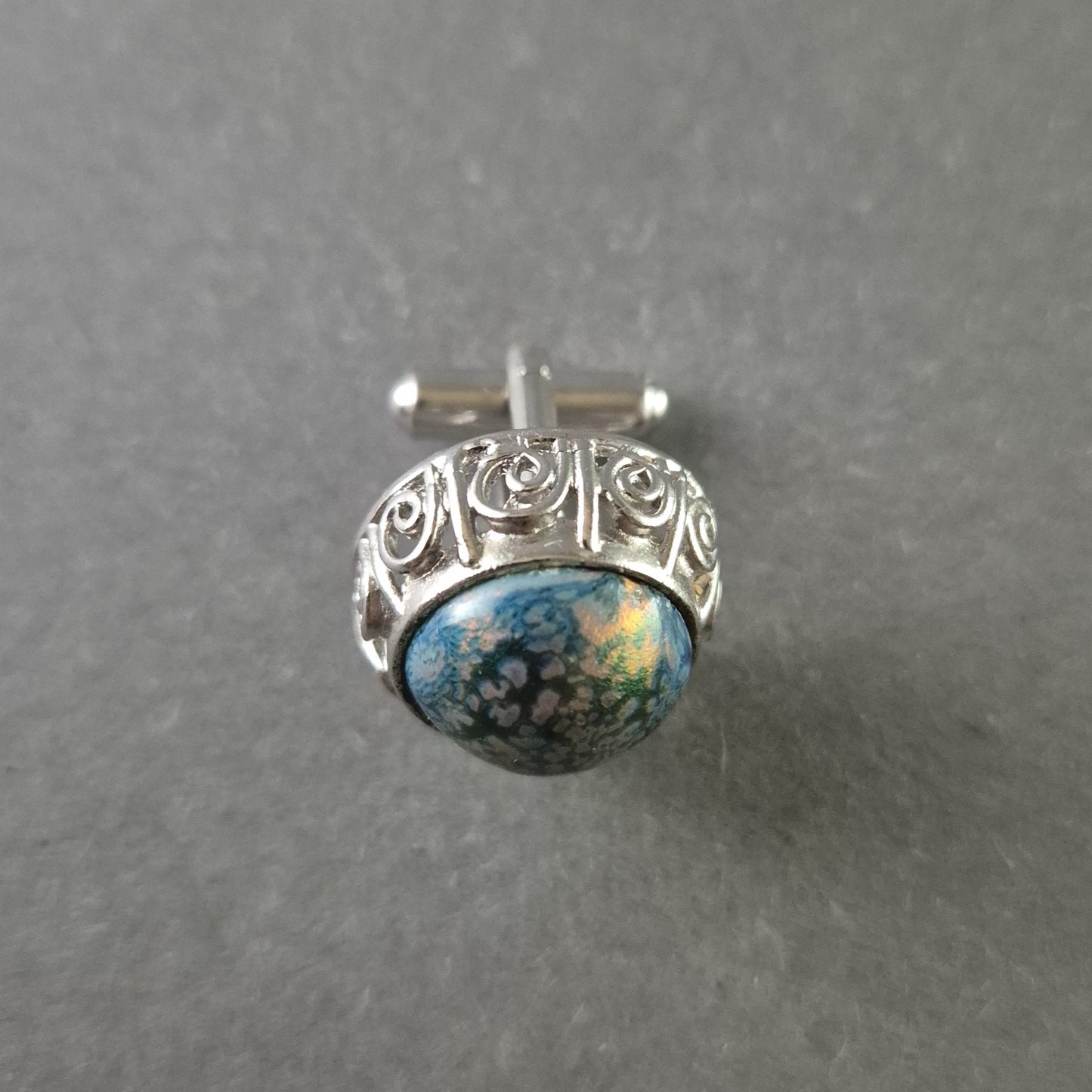 Vintage Manschettenknopf mit kunstvoller Fassung und schimmerndem Stein