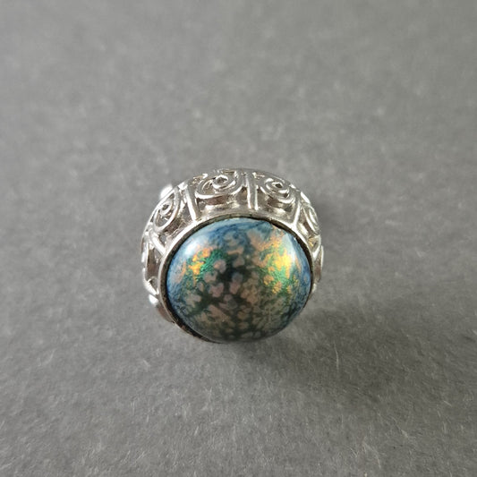 Vintage Manschettenknopf mit kunstvoller Fassung und schimmerndem Stein