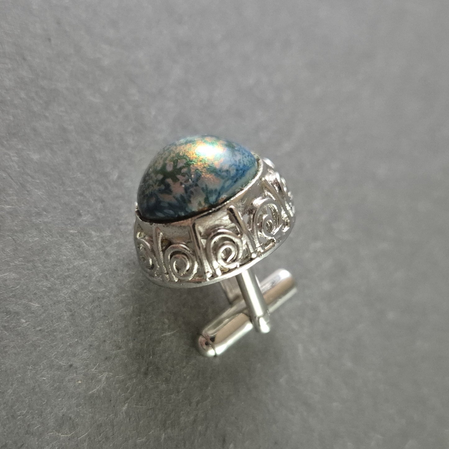 Vintage Manschettenknopf mit kunstvoller Fassung und schimmerndem Stein