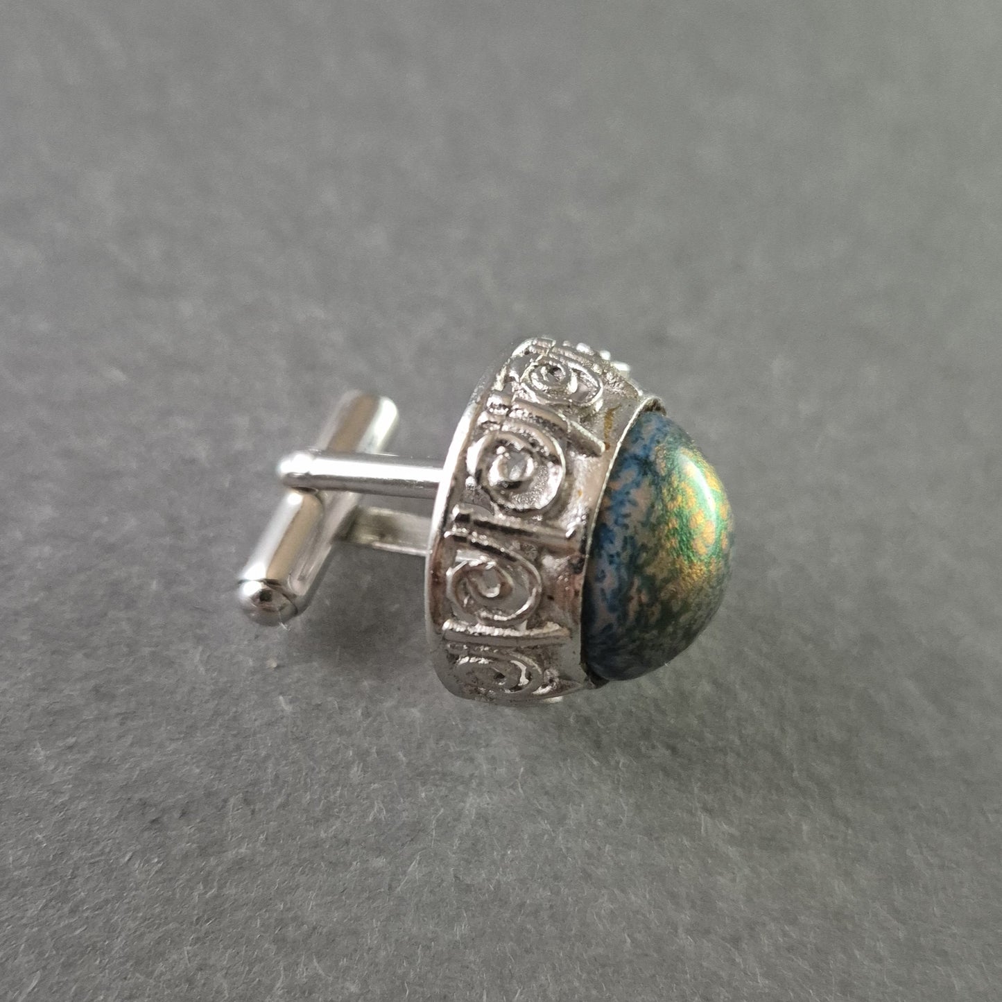 Vintage Manschettenknopf mit kunstvoller Fassung und schimmerndem Stein