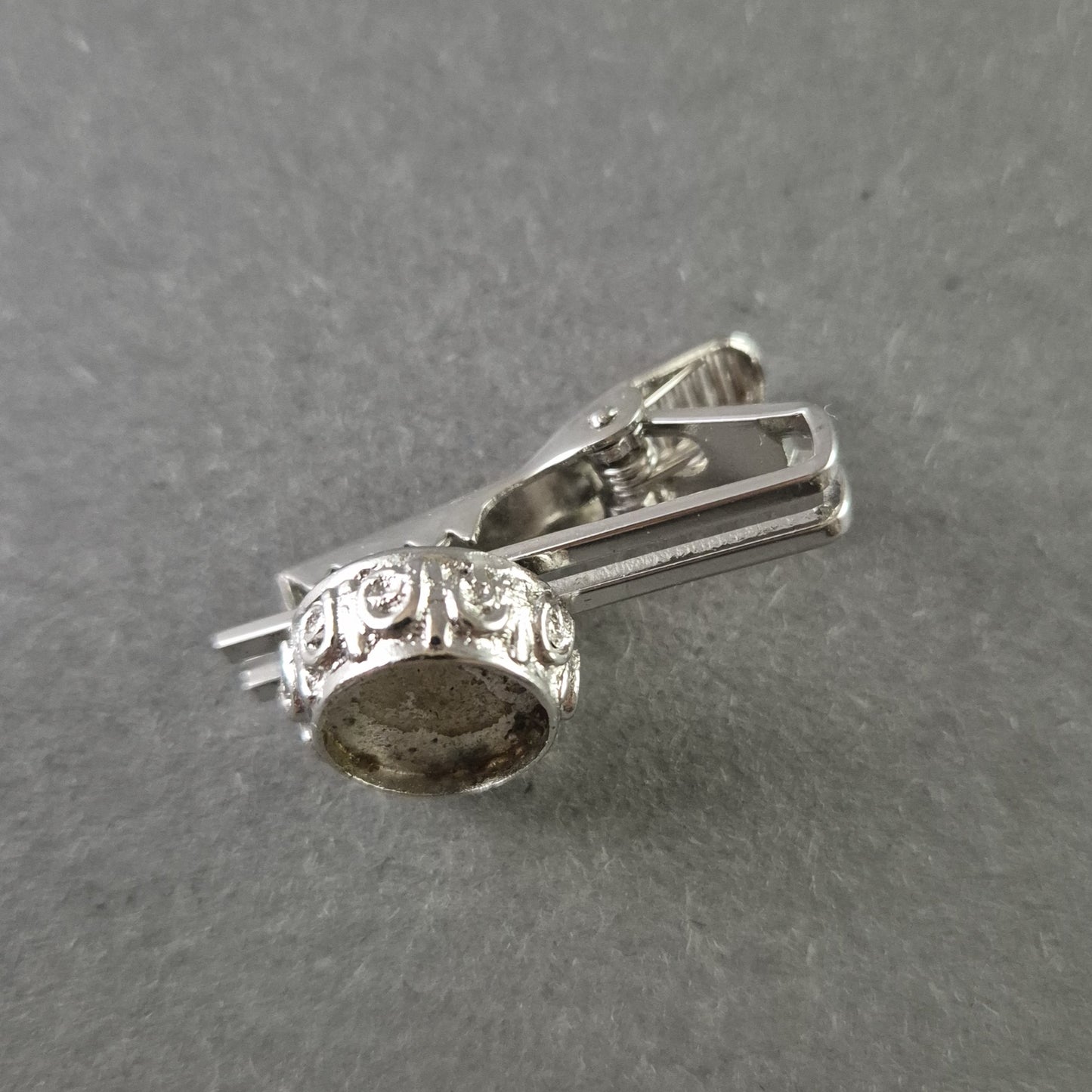 Silberfarbene Krawattenklammer mit filigraner Verzierung – Klassisches Design