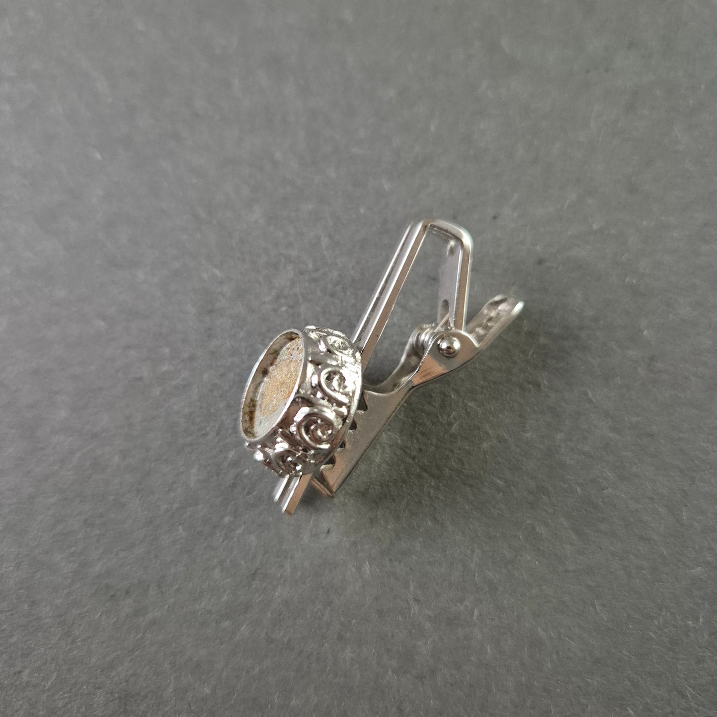 Silberfarbene Krawattenklammer mit filigraner Verzierung – Klassisches Design