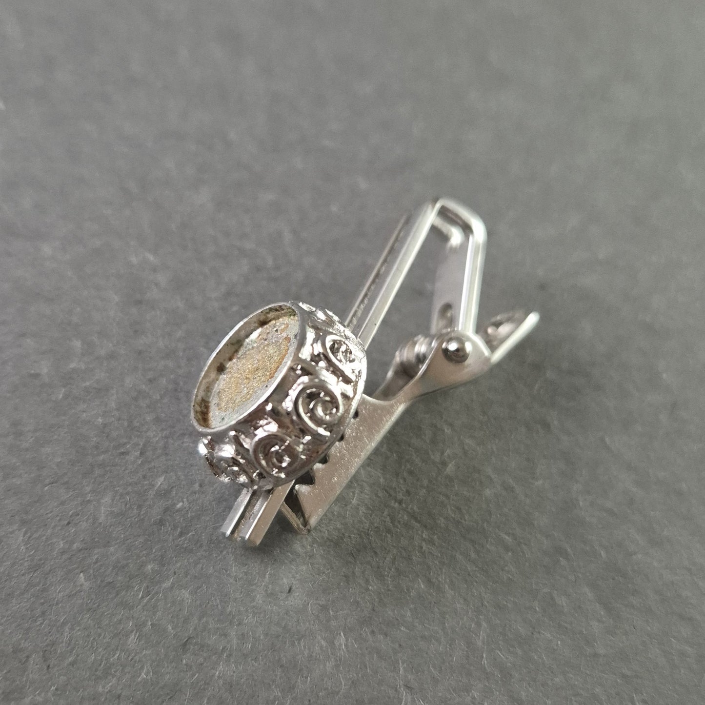 Silberfarbene Krawattenklammer mit filigraner Verzierung – Klassisches Design