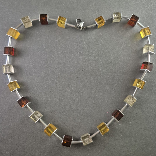 Bernsteinkette geometrische Würfel Elegantes Design in warmen Farbtönen